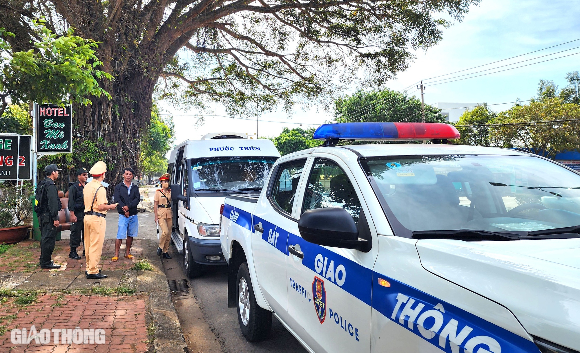 CSGT Đắk Lắk h&oacute;a trang, mật phục ghi h&igrave;nh xử l&yacute; &ldquo;xe d&ugrave;, bến c&oacute;c&rdquo;- Ảnh 1.