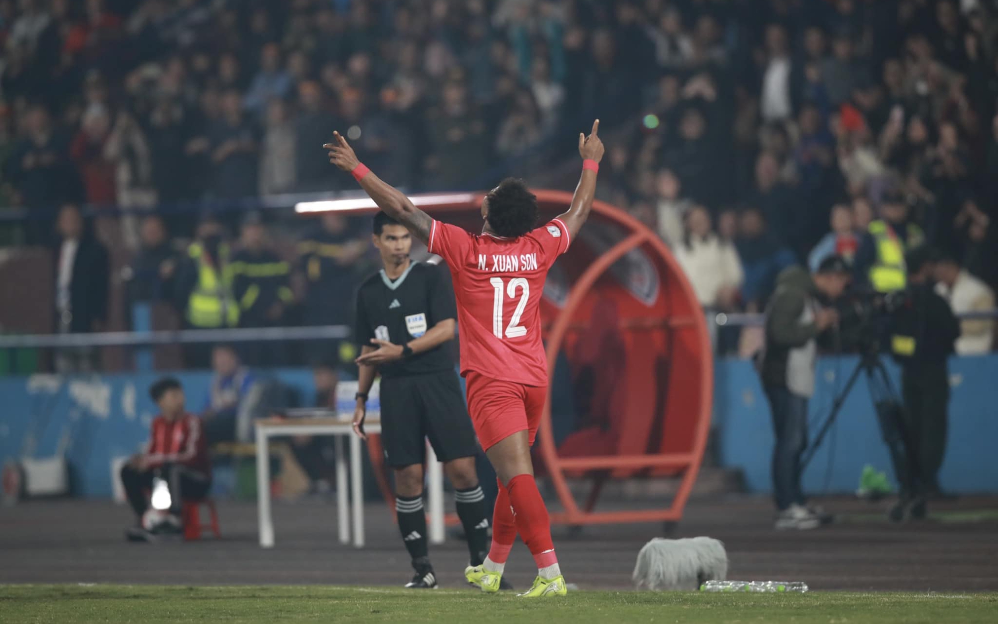 Vé xem tuyển Việt Nam đá bán kết AFF Cup bán hết sạch sau 15 phút- Ảnh 2. Tiền đạo nhập tịch Nguyễn Xuân Son và chuyện khởi nghiệp từ đôi giày rách