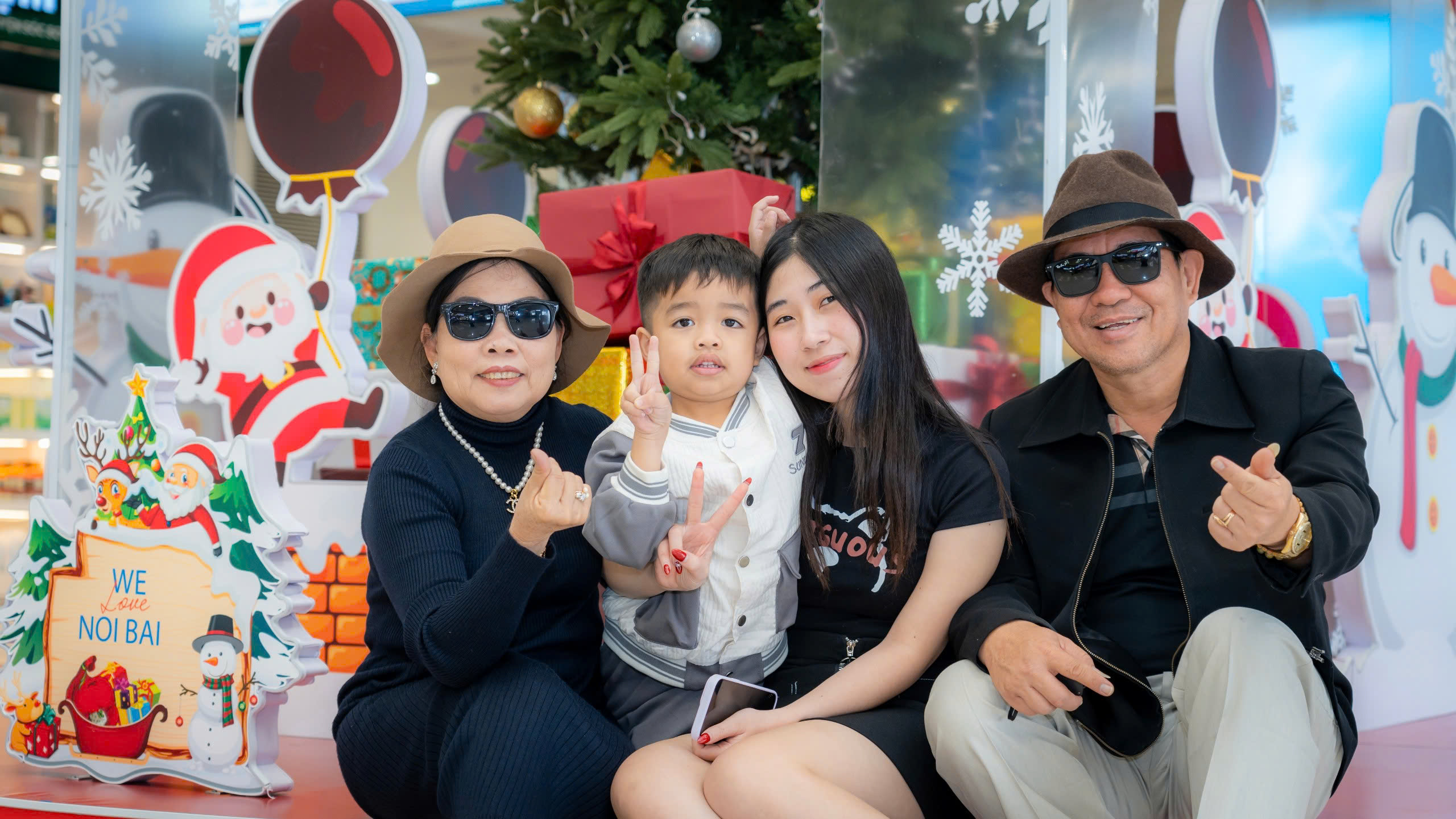 Kh&ocirc;ng kh&iacute; Gi&aacute;ng sinh tr&agrave;n ngập s&acirc;n bay Nội B&agrave;i- Ảnh 8.