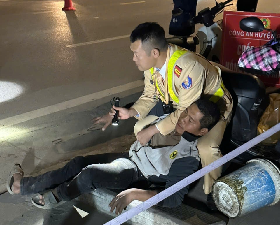Xin bỏ qua vi phạm bất th&agrave;nh, nam thanh ni&ecirc;n tạt chất bẩn v&agrave;o CSGT- Ảnh 1.