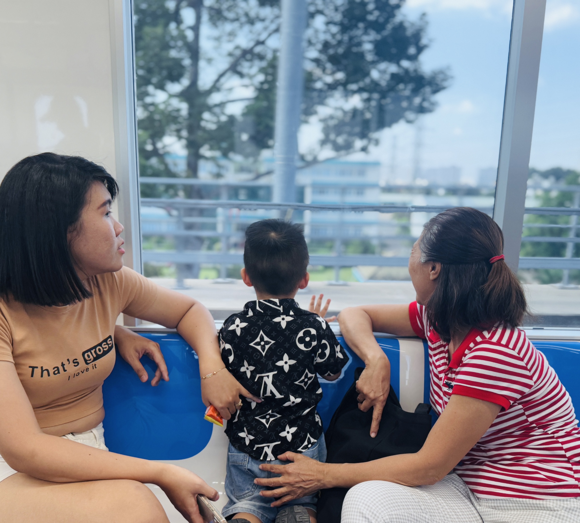 H&agrave;nh kh&aacute;ch h&aacute;o hức tr&ecirc;n chuyến metro đầu ti&ecirc;n của TP.HCM- Ảnh 11.