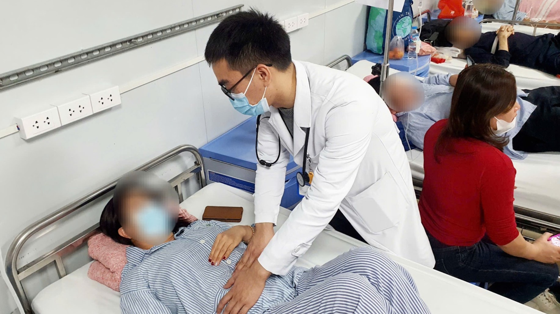 14 người ngộ độc thực phẩm sau li&ecirc;n hoan tại H&agrave; Nội: Loại trừ nguy&ecirc;n nh&acirc;n từ rượu- Ảnh 2.