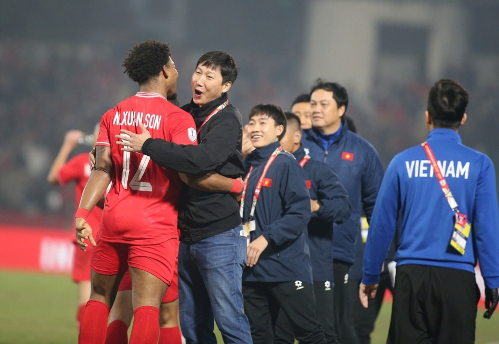 HLV Kim Sang-sik tiết lộ đoạn thoại đặc biệt với tiền đạo Nguyễn Xu&acirc;n Son- Ảnh 1.