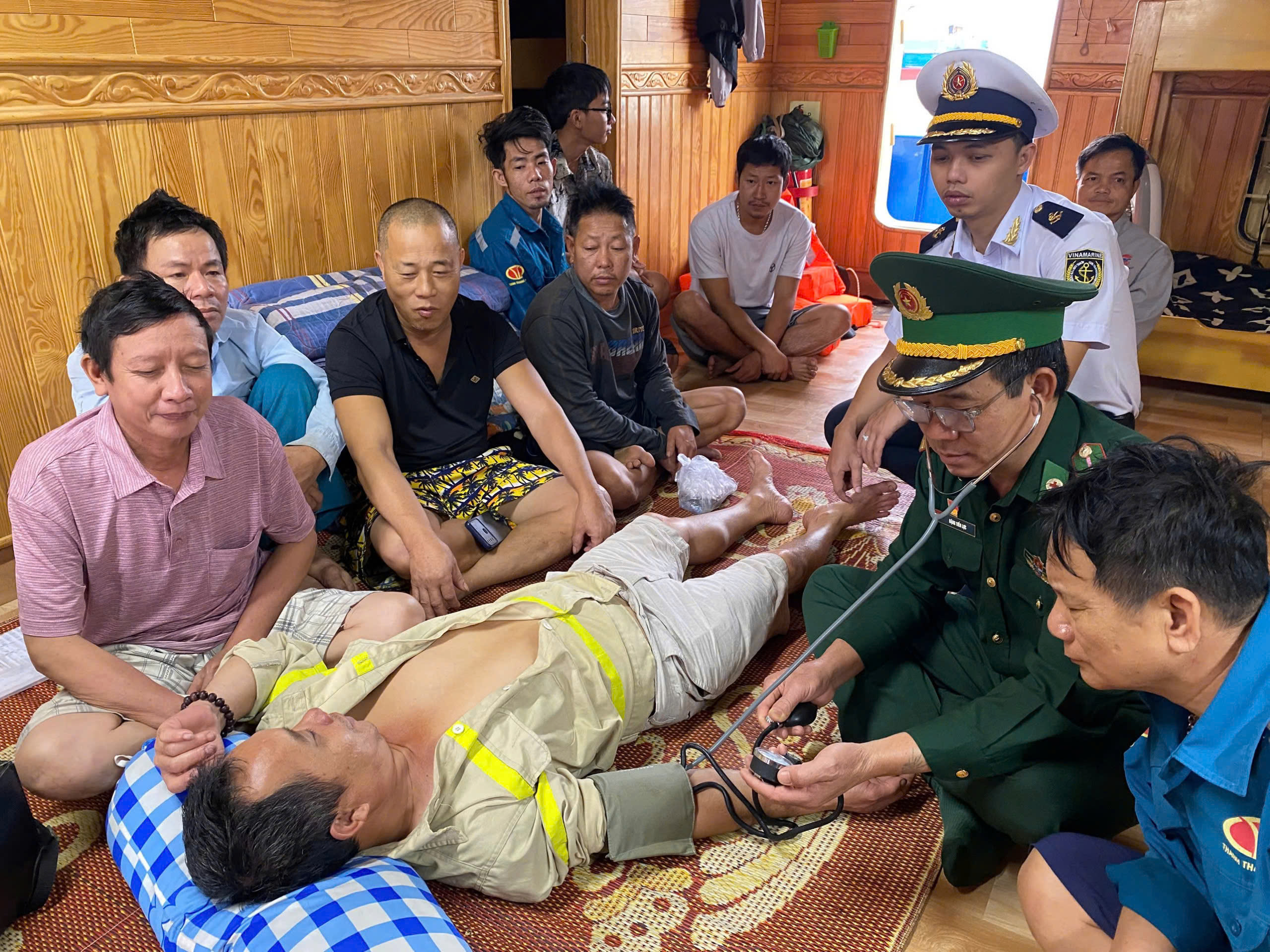 Cứu 14 người gặp nạn trên vùng biển Bình Định- Ảnh 1. Cứu 14 người gặp nạn trên vùng biển Bình Định- Ảnh 1.