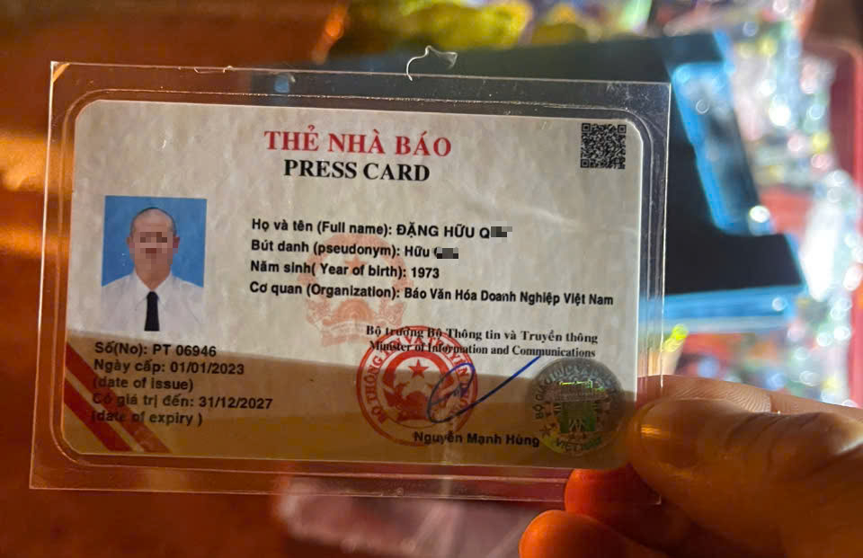 &Ocirc; t&ocirc; chở ph&aacute;o lậu, l&aacute;i xe xuất tr&igrave;nh thẻ nh&agrave; b&aacute;o giả- Ảnh 2.