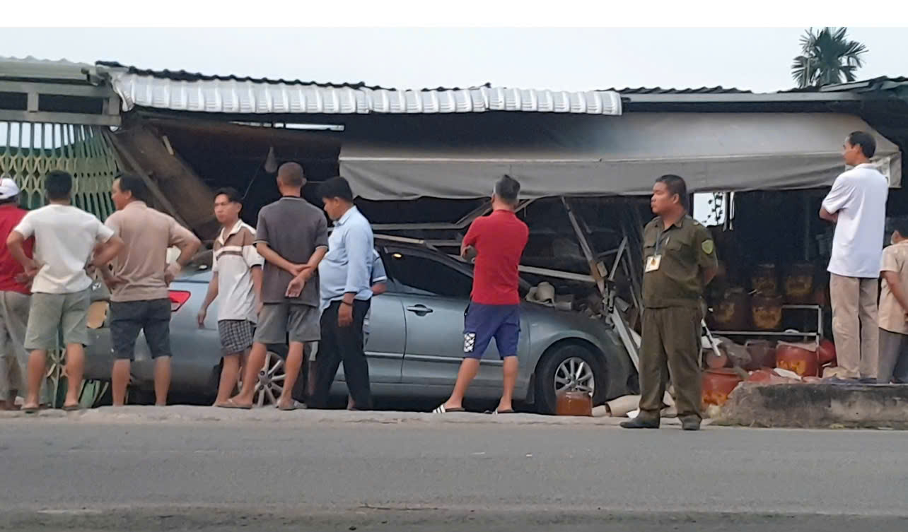 &Ocirc; t&ocirc; lao l&ecirc;n vỉa h&egrave; t&ocirc;ng sập ki-ốt, người đi đường bỏ xe chạy tho&aacute;t th&acirc;n- Ảnh 1.