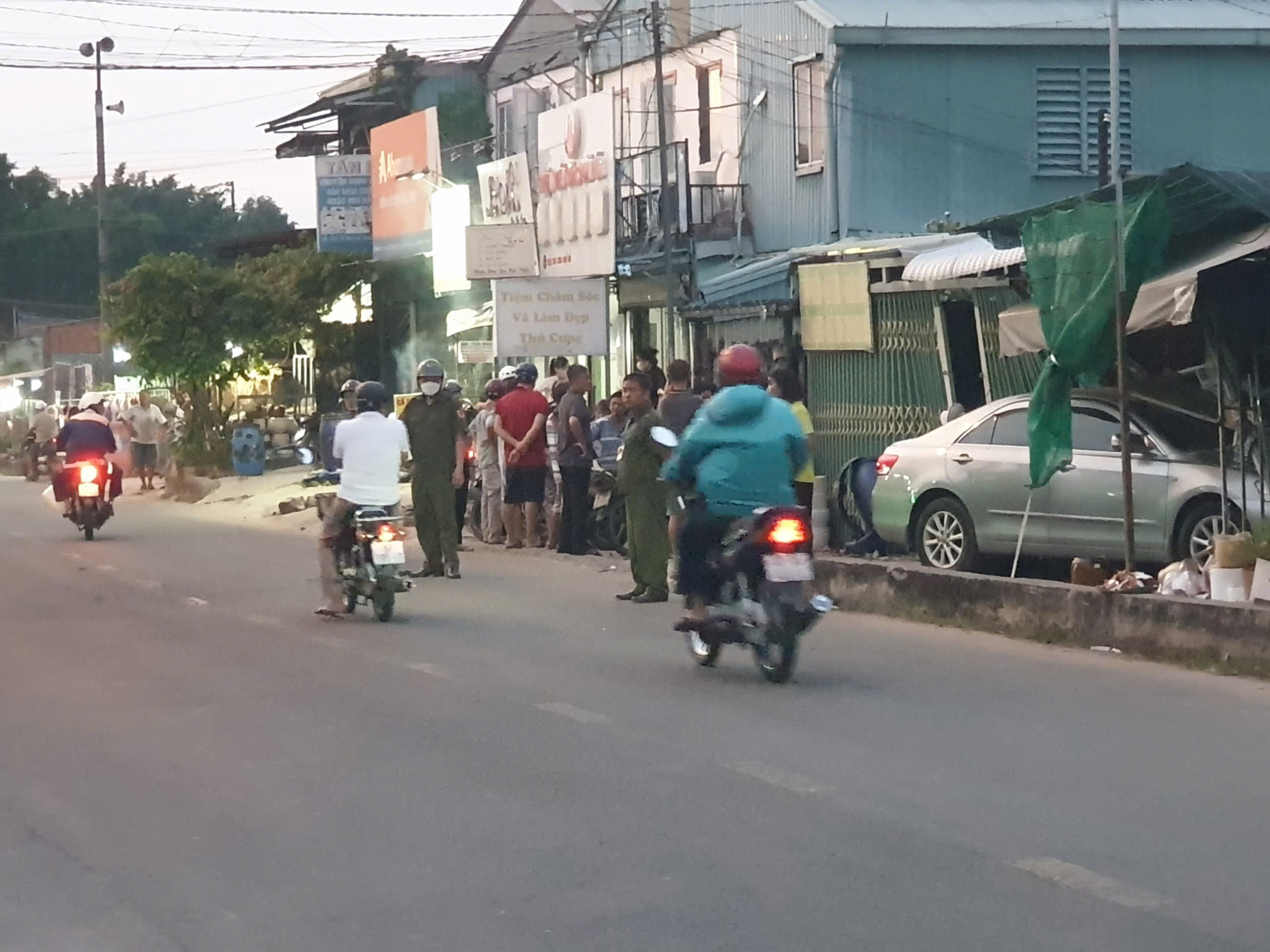 &Ocirc; t&ocirc; lao l&ecirc;n vỉa h&egrave; t&ocirc;ng sập ki-ốt, người đi đường bỏ xe chạy tho&aacute;t th&acirc;n- Ảnh 2.