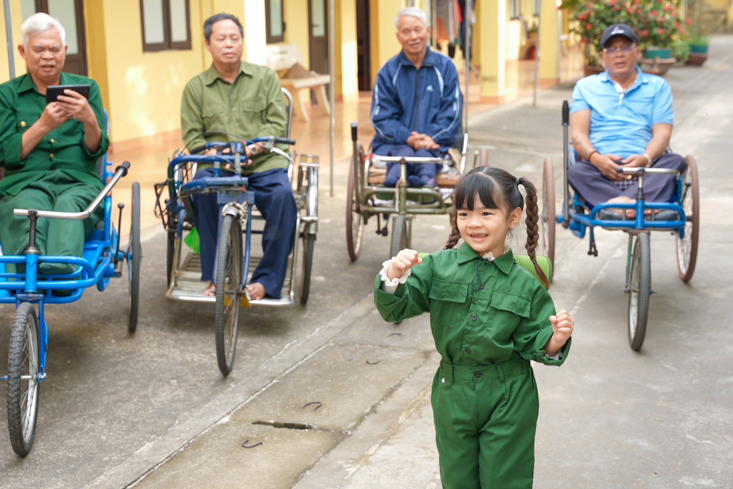 Khoảnh khắc &yacute; nghĩa của bố con Trung Ruồi tại Trung t&acirc;m điều dưỡng thương binh Thuận Th&agrave;nh- Ảnh 7.