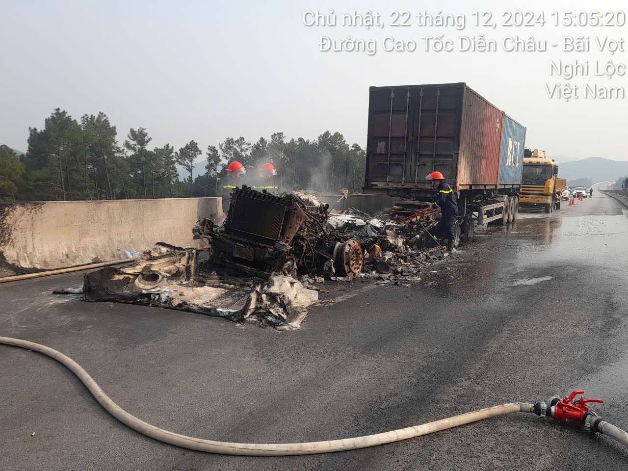 Xe container đang chạy bỗng bốc ch&aacute;y tr&ecirc;n cao tốc Diễn Ch&acirc;u - B&atilde;i Vọt- Ảnh 2.