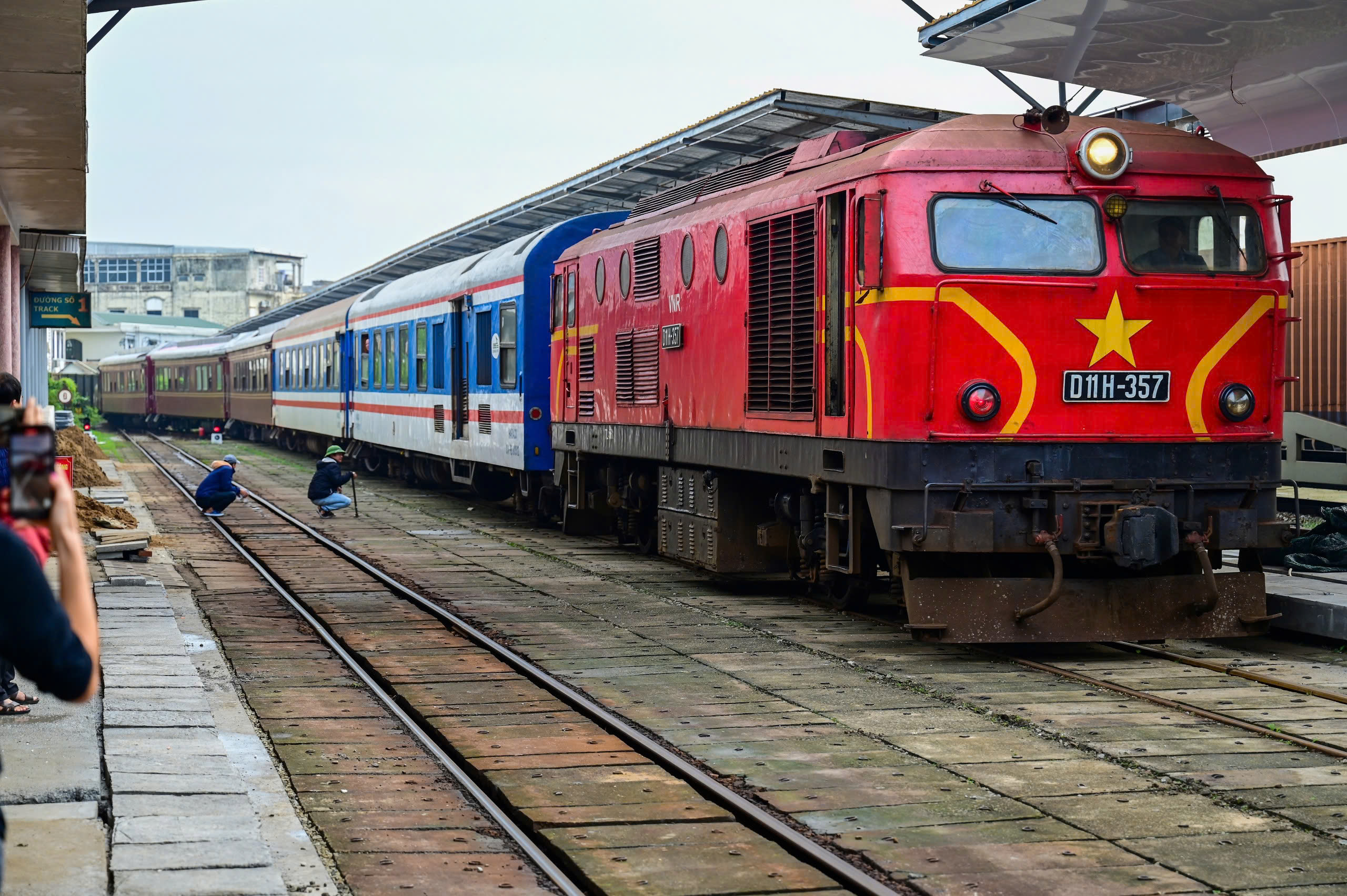 Đo&agrave;n t&agrave;u lửa hạng sang của Đường sắt Việt Nam chở kh&aacute;ch du lịch xuy&ecirc;n Việt đến Huế- Ảnh 1.