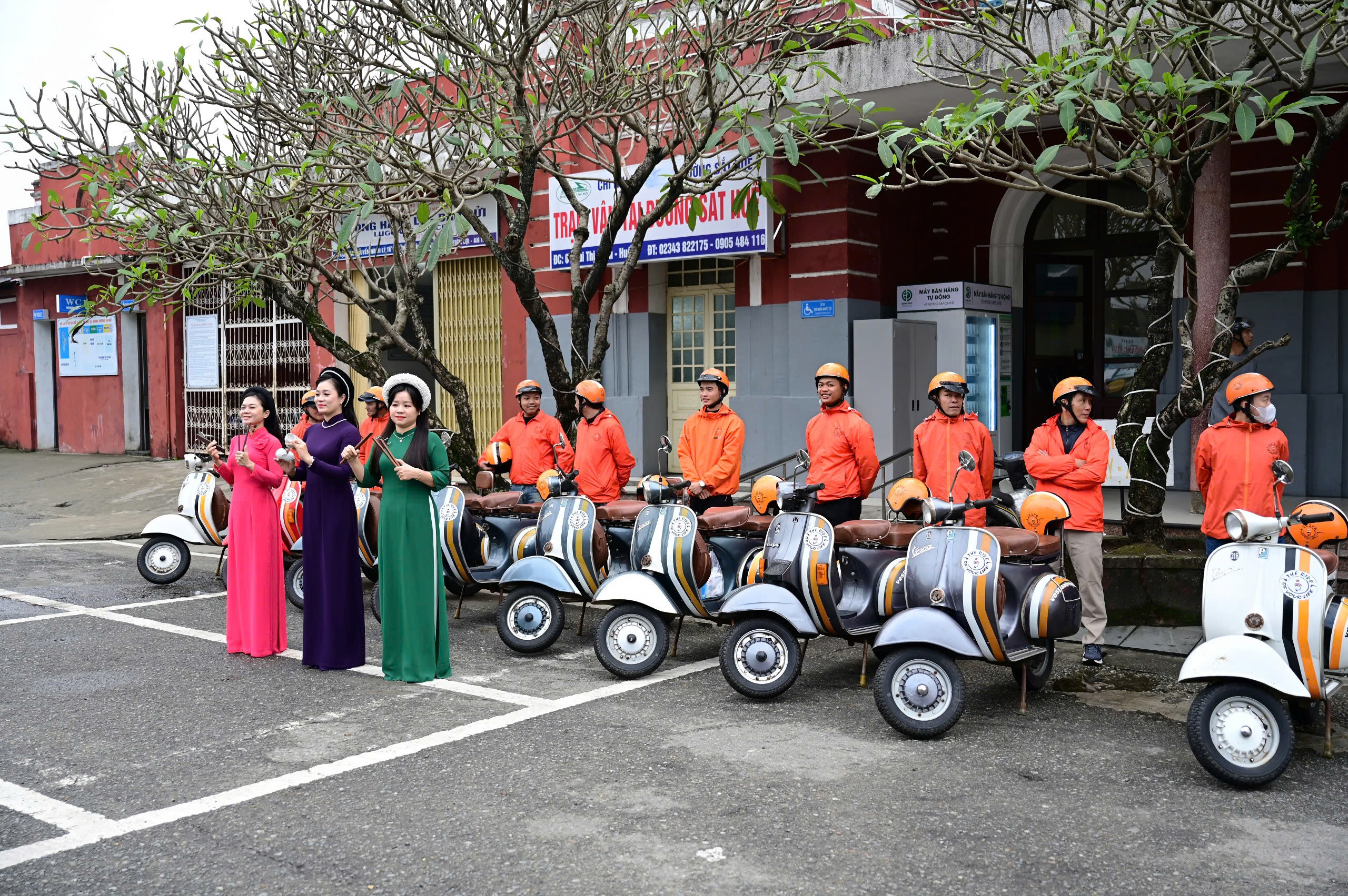 Đo&agrave;n t&agrave;u lửa hạng sang của Đường sắt Việt Nam chở kh&aacute;ch du lịch xuy&ecirc;n Việt đến Huế- Ảnh 3.