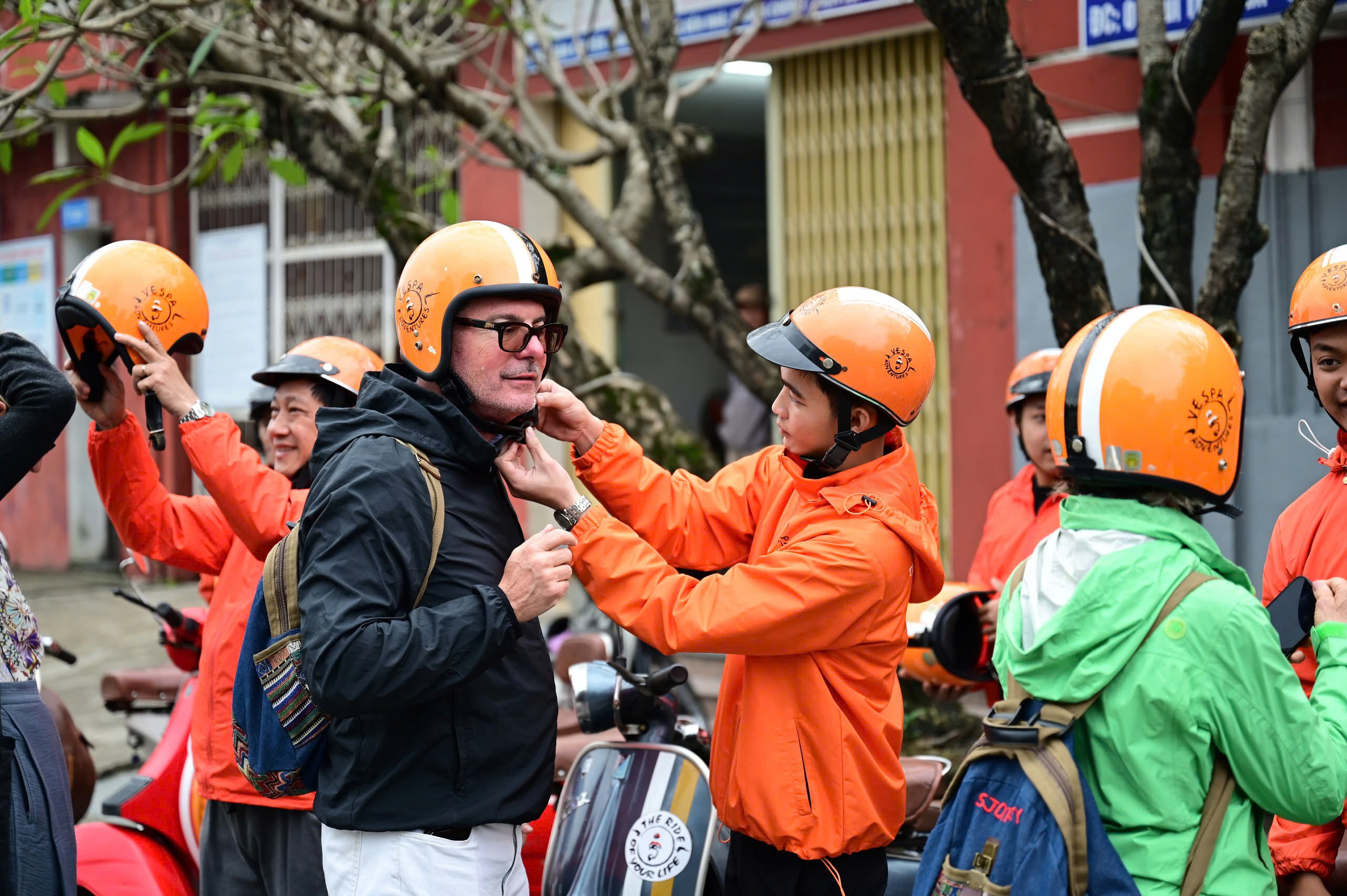 Đo&agrave;n t&agrave;u lửa hạng sang của Đường sắt Việt Nam chở kh&aacute;ch du lịch xuy&ecirc;n Việt đến Huế- Ảnh 5.