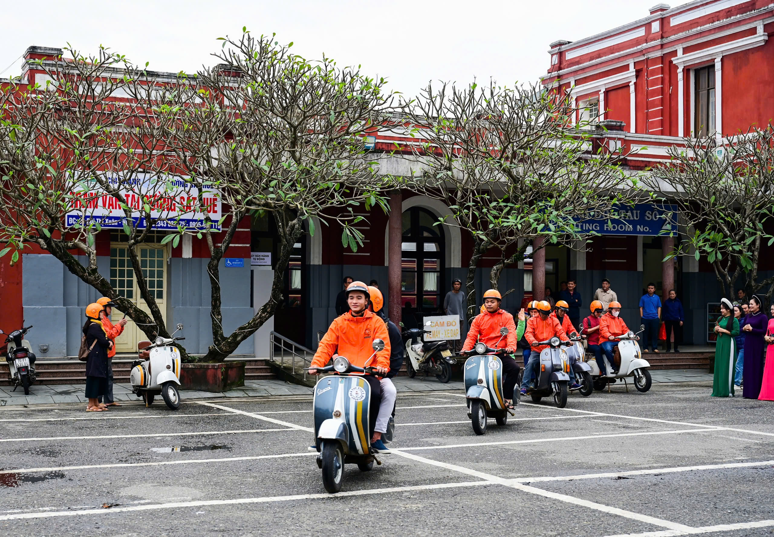 Đo&agrave;n t&agrave;u lửa hạng sang của Đường sắt Việt Nam chở kh&aacute;ch du lịch xuy&ecirc;n Việt đến Huế- Ảnh 6.