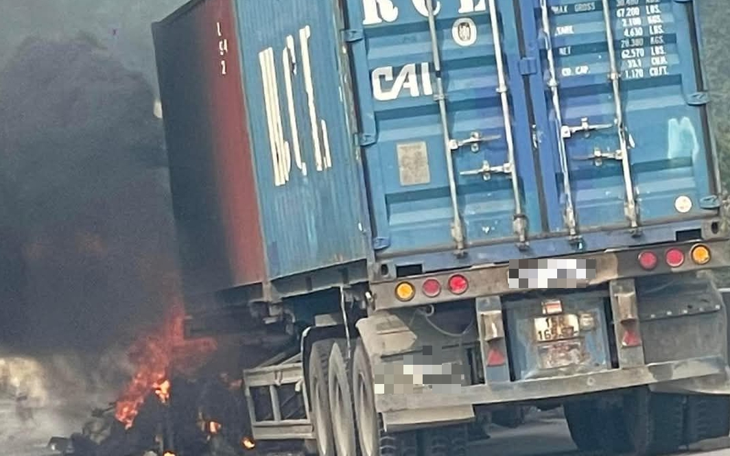 Xe container đang chạy bỗng bốc ch&aacute;y tr&ecirc;n cao tốc Diễn Ch&acirc;u - B&atilde;i Vọt