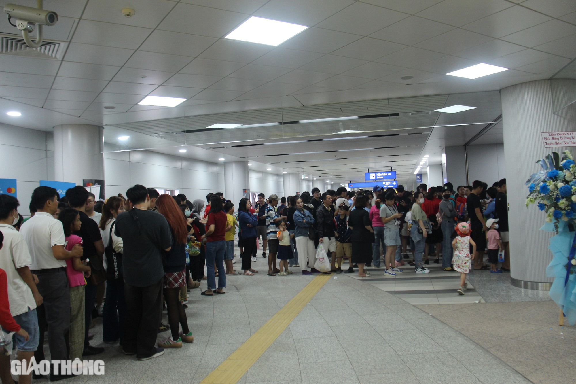 Ngày đầu khai trương metro TP.HCM, ga Bến Thành quá tải- Ảnh 2. Ngày đầu khai trương metro TP.HCM, ga Bến Thành quá tải- Ảnh 2.
