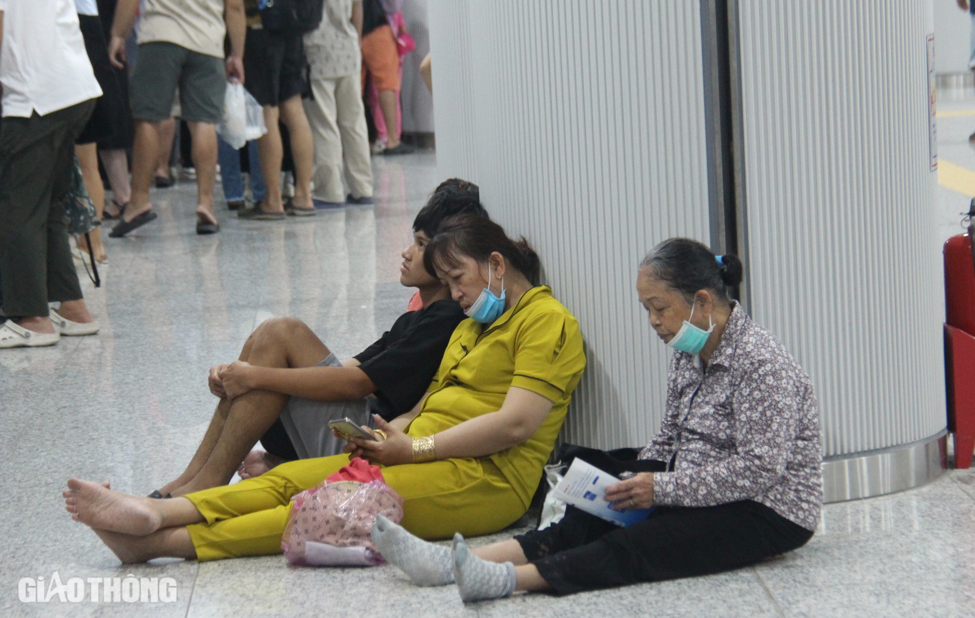 Ngày đầu khai trương metro TP.HCM, ga Bến Thành quá tải- Ảnh 5. Ngày đầu khai trương metro TP.HCM, ga Bến Thành quá tải- Ảnh 5.