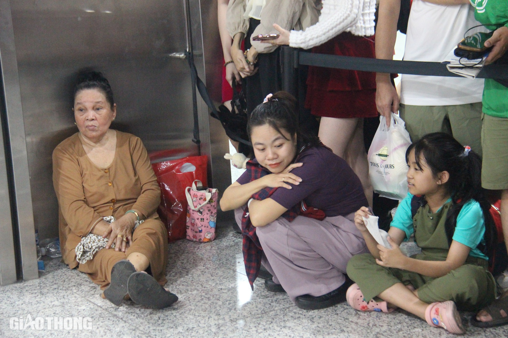 Ngày đầu khai trương metro TP.HCM, ga Bến Thành quá tải- Ảnh 4. Ngày đầu khai trương metro TP.HCM, ga Bến Thành quá tải- Ảnh 4.