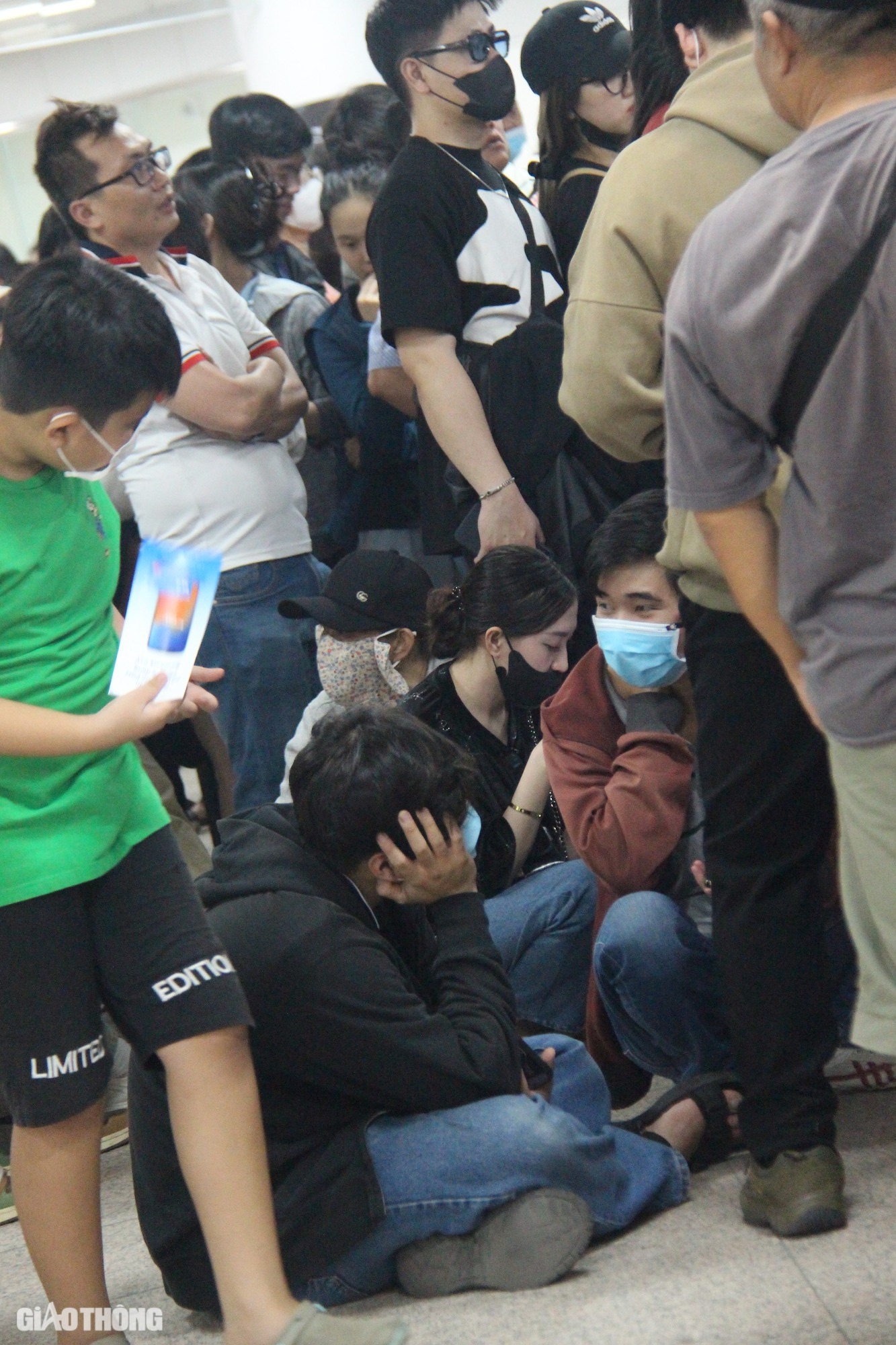 Ngày đầu khai trương metro TP.HCM, ga Bến Thành quá tải- Ảnh 6. Ngày đầu khai trương metro TP.HCM, ga Bến Thành quá tải- Ảnh 6.