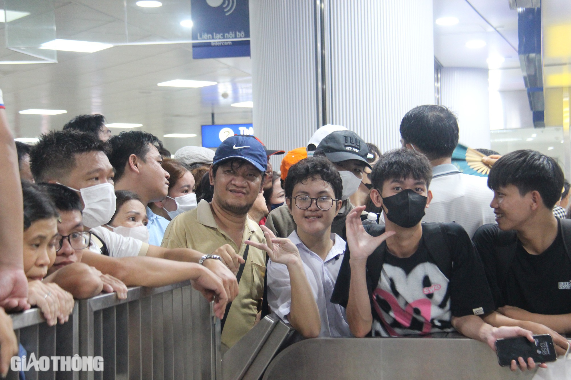 Ngày đầu khai trương metro TP.HCM, ga Bến Thành quá tải- Ảnh 7. Ngày đầu khai trương metro TP.HCM, ga Bến Thành quá tải- Ảnh 7.