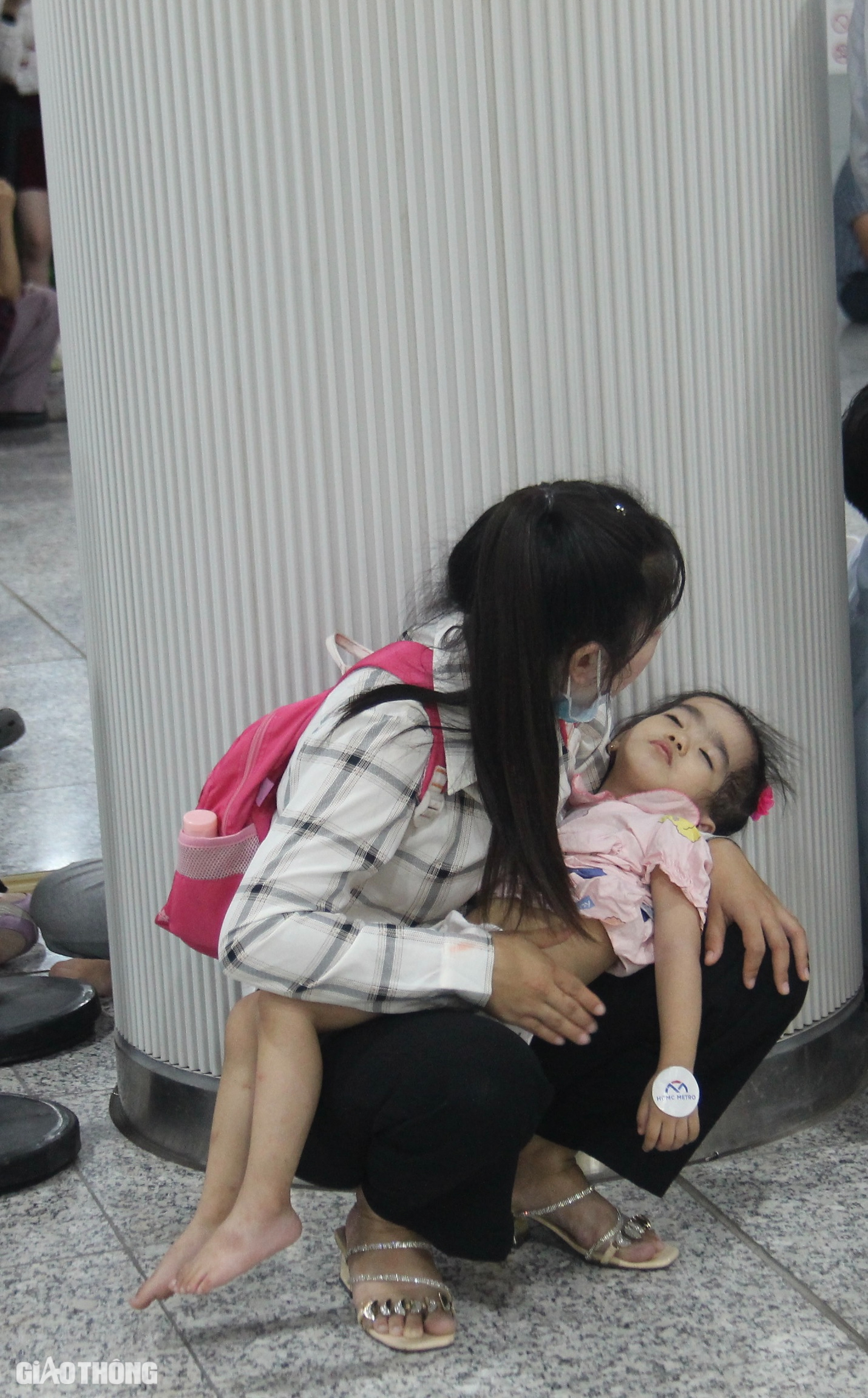 Ngày đầu khai trương metro TP.HCM, ga Bến Thành quá tải- Ảnh 12. Ngày đầu khai trương metro TP.HCM, ga Bến Thành quá tải- Ảnh 12.