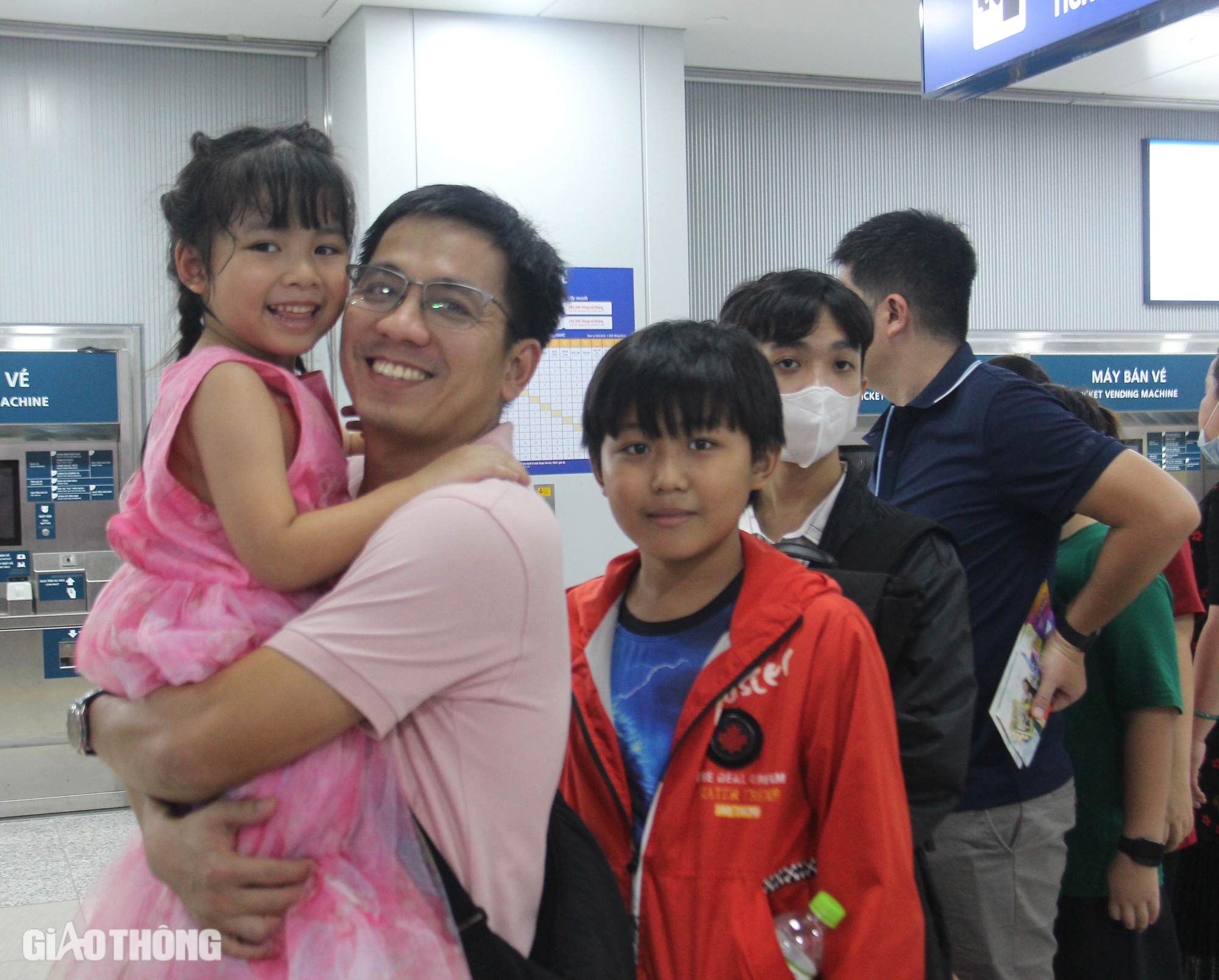 Ngày đầu khai trương metro TP.HCM, ga Bến Thành quá tải- Ảnh 10. Ngày đầu khai trương metro TP.HCM, ga Bến Thành quá tải- Ảnh 10.