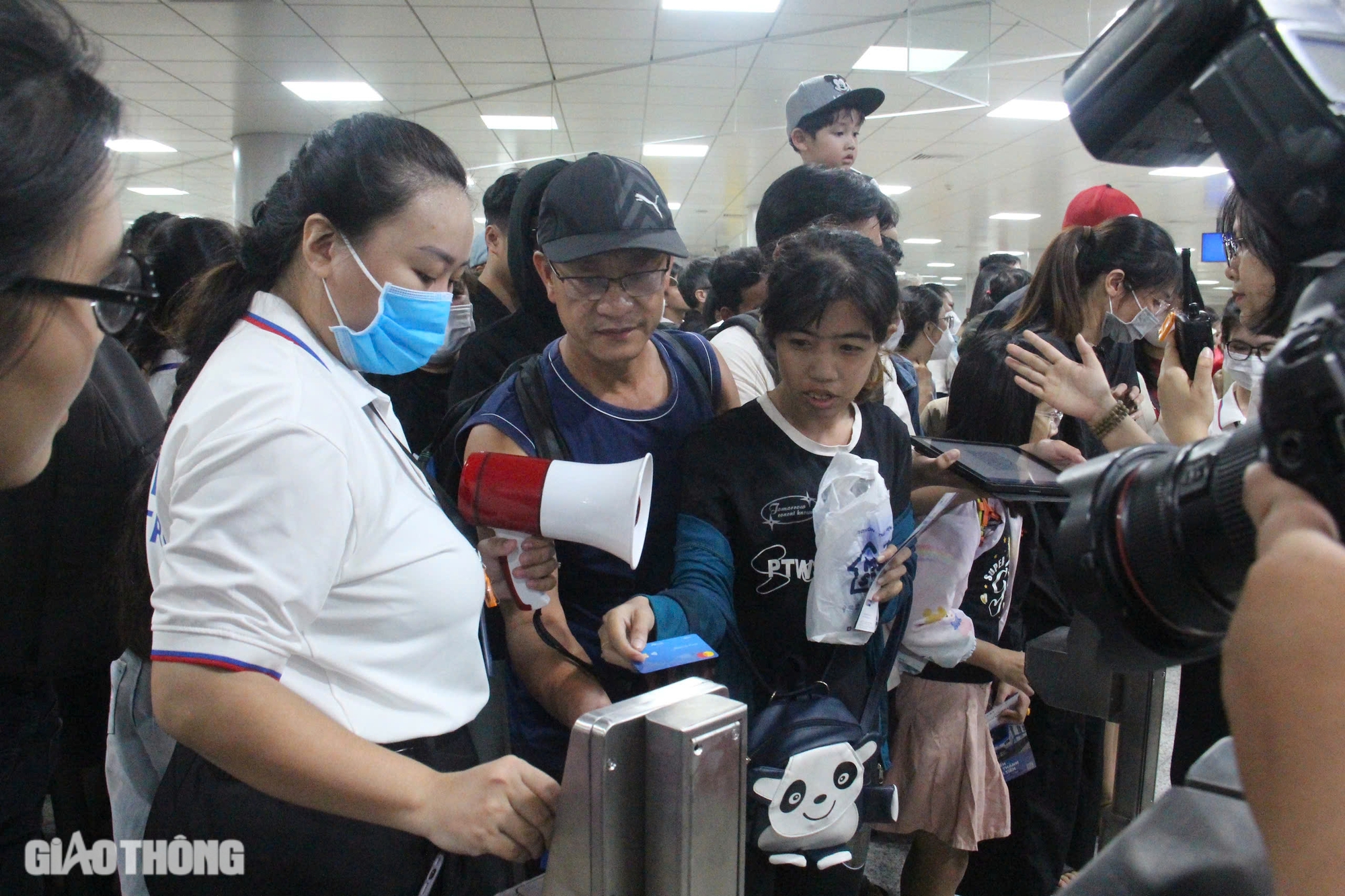 Ngày đầu khai trương metro TP.HCM, ga Bến Thành quá tải- Ảnh 18. Ngày đầu khai trương metro TP.HCM, ga Bến Thành quá tải- Ảnh 18.