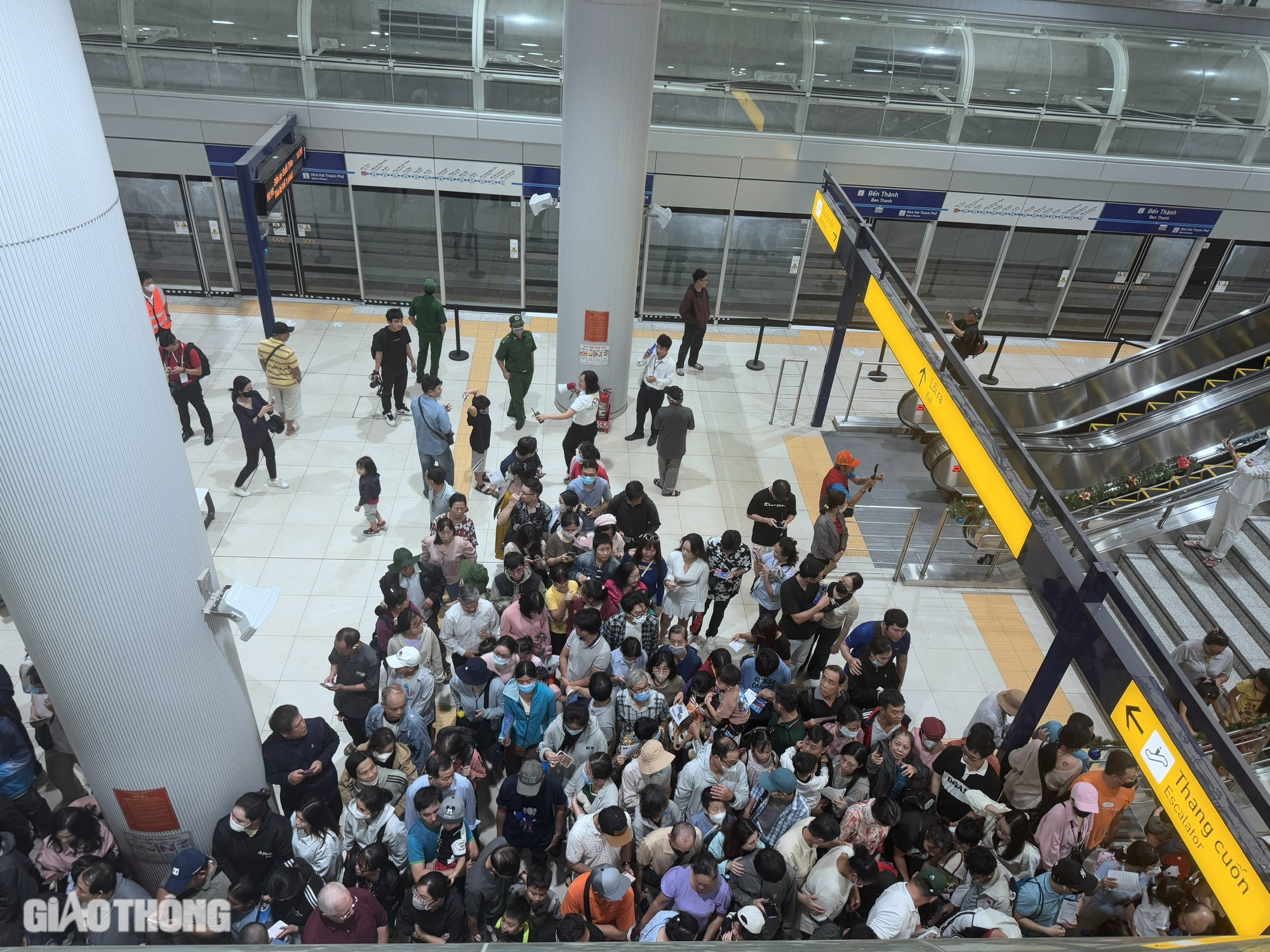 Ngày đầu khai trương metro TP.HCM, ga Bến Thành quá tải- Ảnh 17. Ngày đầu khai trương metro TP.HCM, ga Bến Thành quá tải- Ảnh 17.