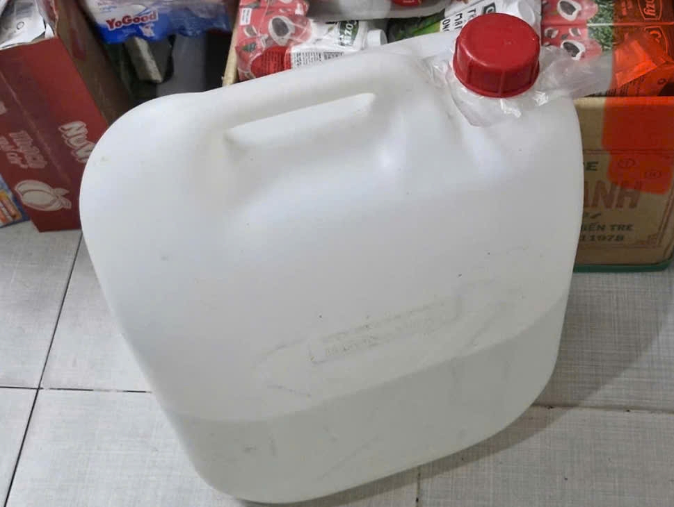 Bốn người nhập viện nghi ngộ độc rượu, một người h&ocirc;n m&ecirc; ti&ecirc;n lượng nặng- Ảnh 1.