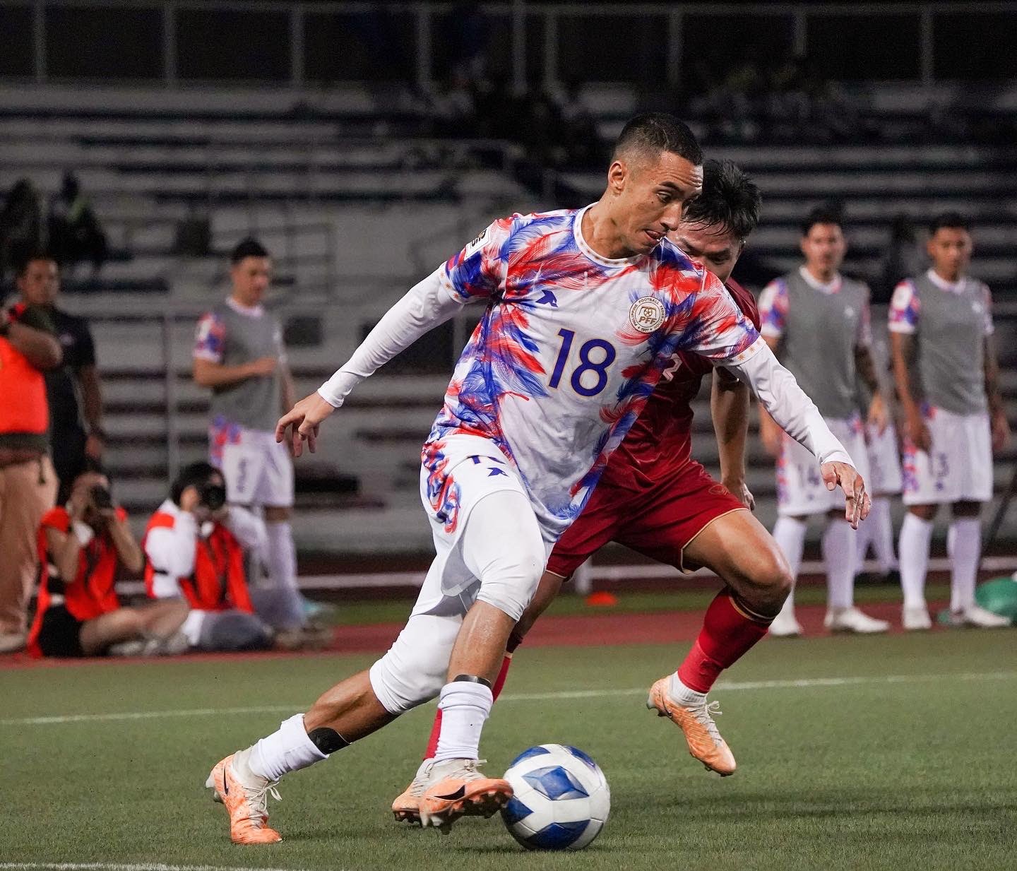 Tuyển thủ Philippines c&oacute; quyết định g&acirc;y sốc ngay trước b&aacute;n kết AFF Cup- Ảnh 1.