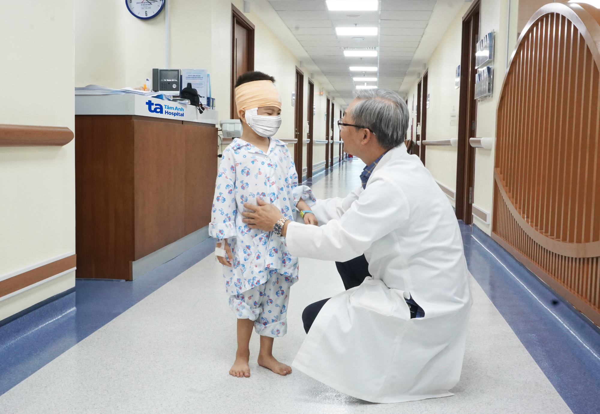 Bệnh viện Đa khoa T&acirc;m Anh TP.HCM c&ocirc;ng bố 100 ca mổ n&atilde;o, tủy sống th&agrave;nh c&ocirc;ng bằng robot AI- Ảnh 2.