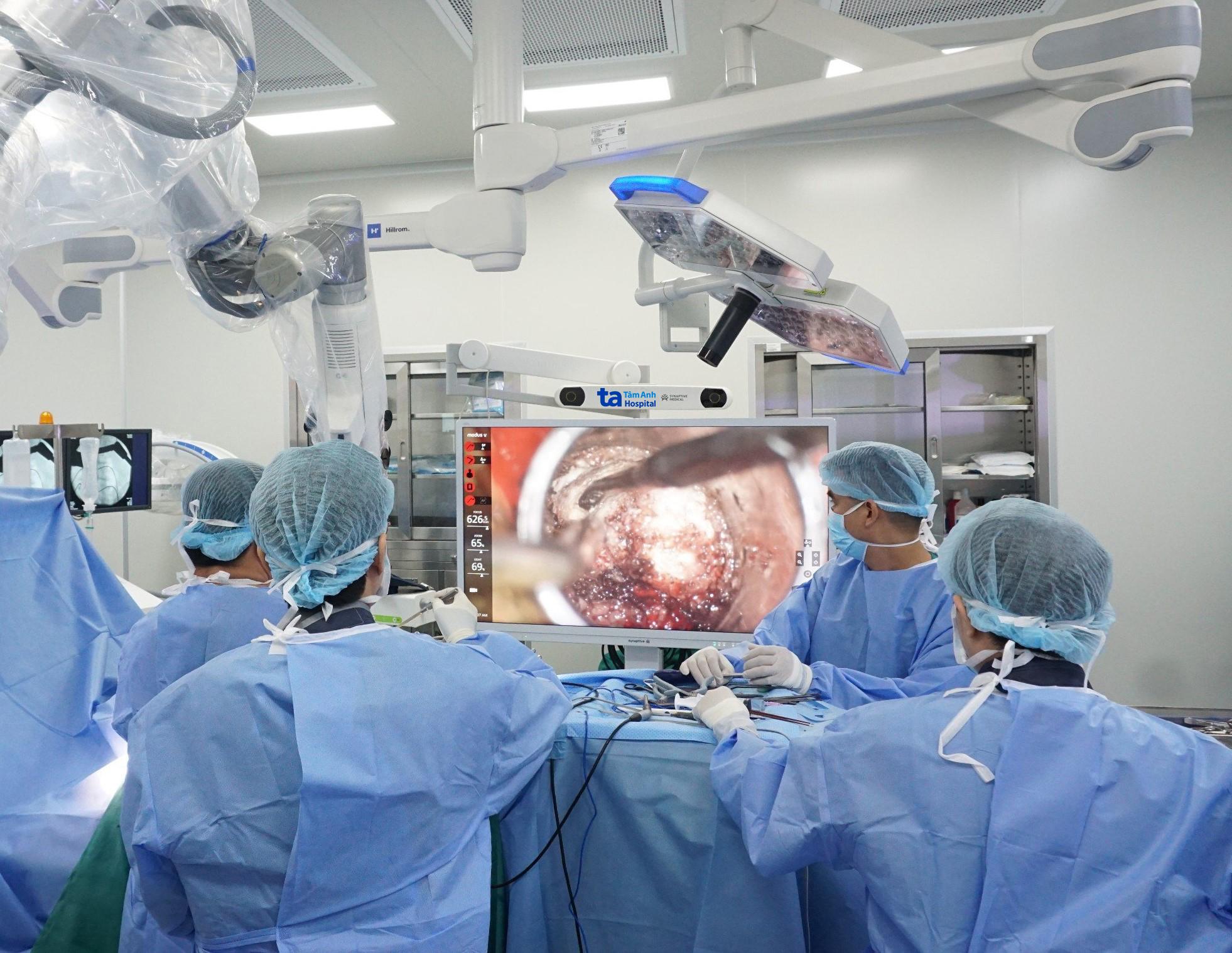 Bệnh viện Đa khoa T&acirc;m Anh TP.HCM c&ocirc;ng bố 100 ca mổ n&atilde;o, tủy sống th&agrave;nh c&ocirc;ng bằng robot AI- Ảnh 3.