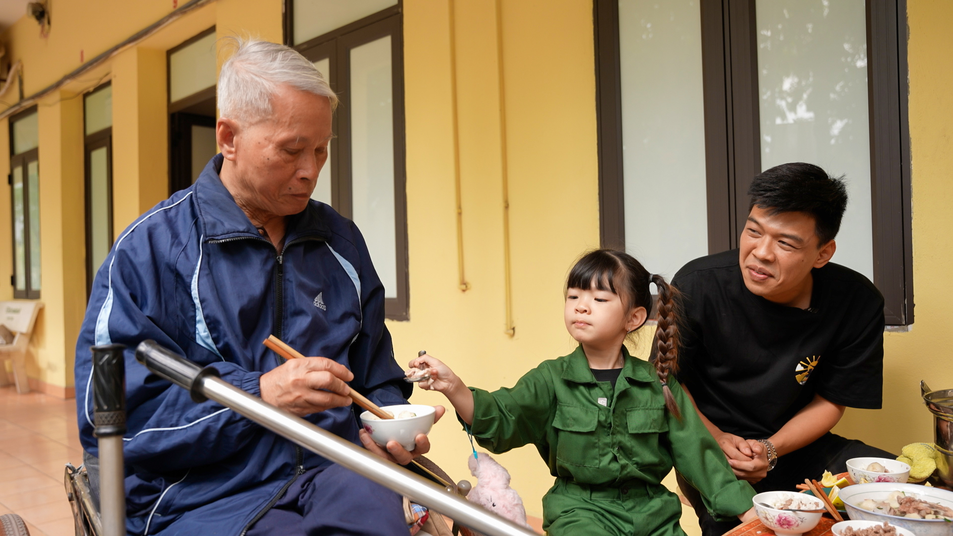 Khoảnh khắc &yacute; nghĩa của bố con Trung Ruồi tại Trung t&acirc;m điều dưỡng thương binh Thuận Th&agrave;nh- Ảnh 5.