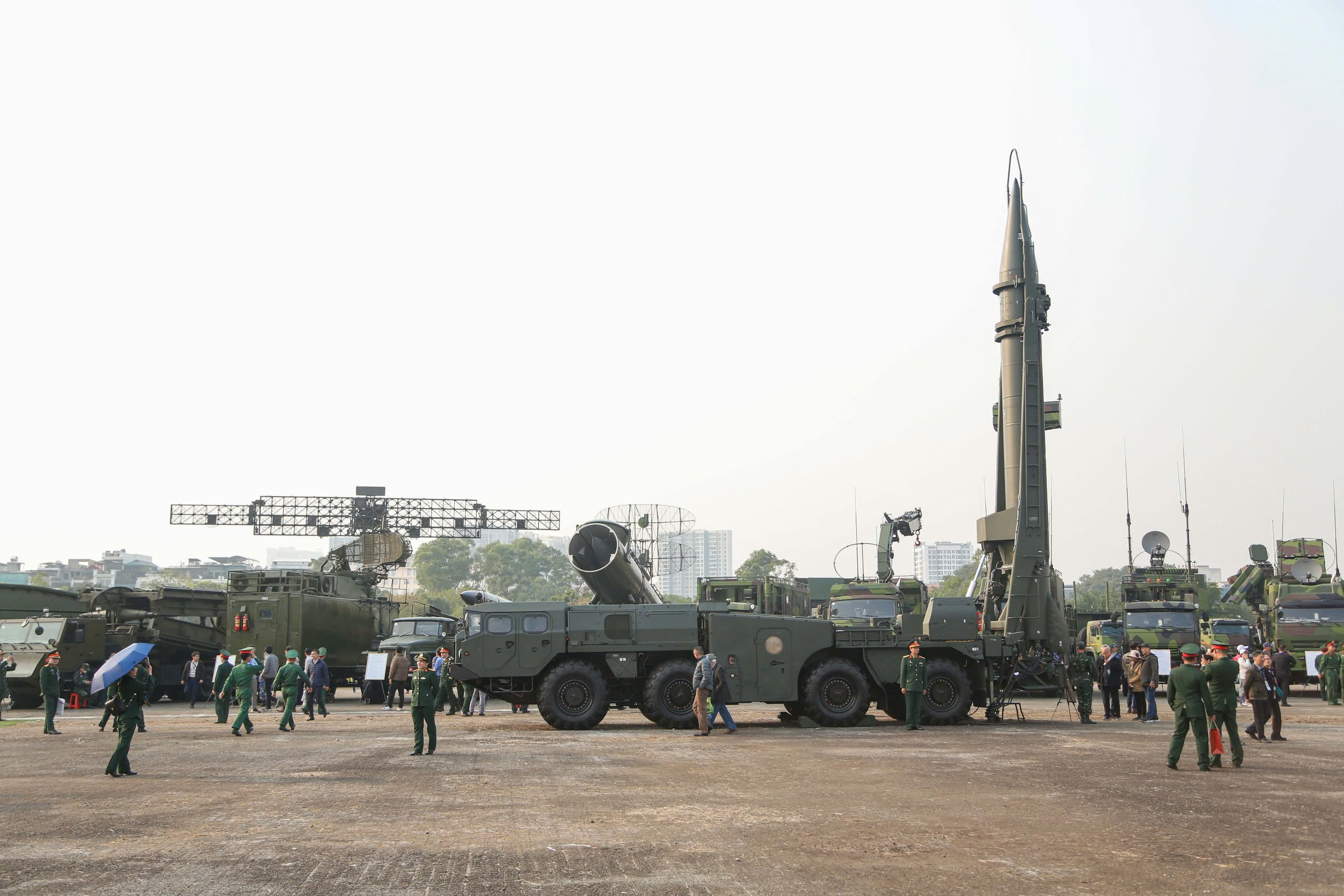 Người dân thích thú trải nghiệm vũ khí tại triển lãm quốc phòng- Ảnh 2. Người dân thích thú trải nghiệm vũ khí tại triển lãm quốc phòng- Ảnh 2.