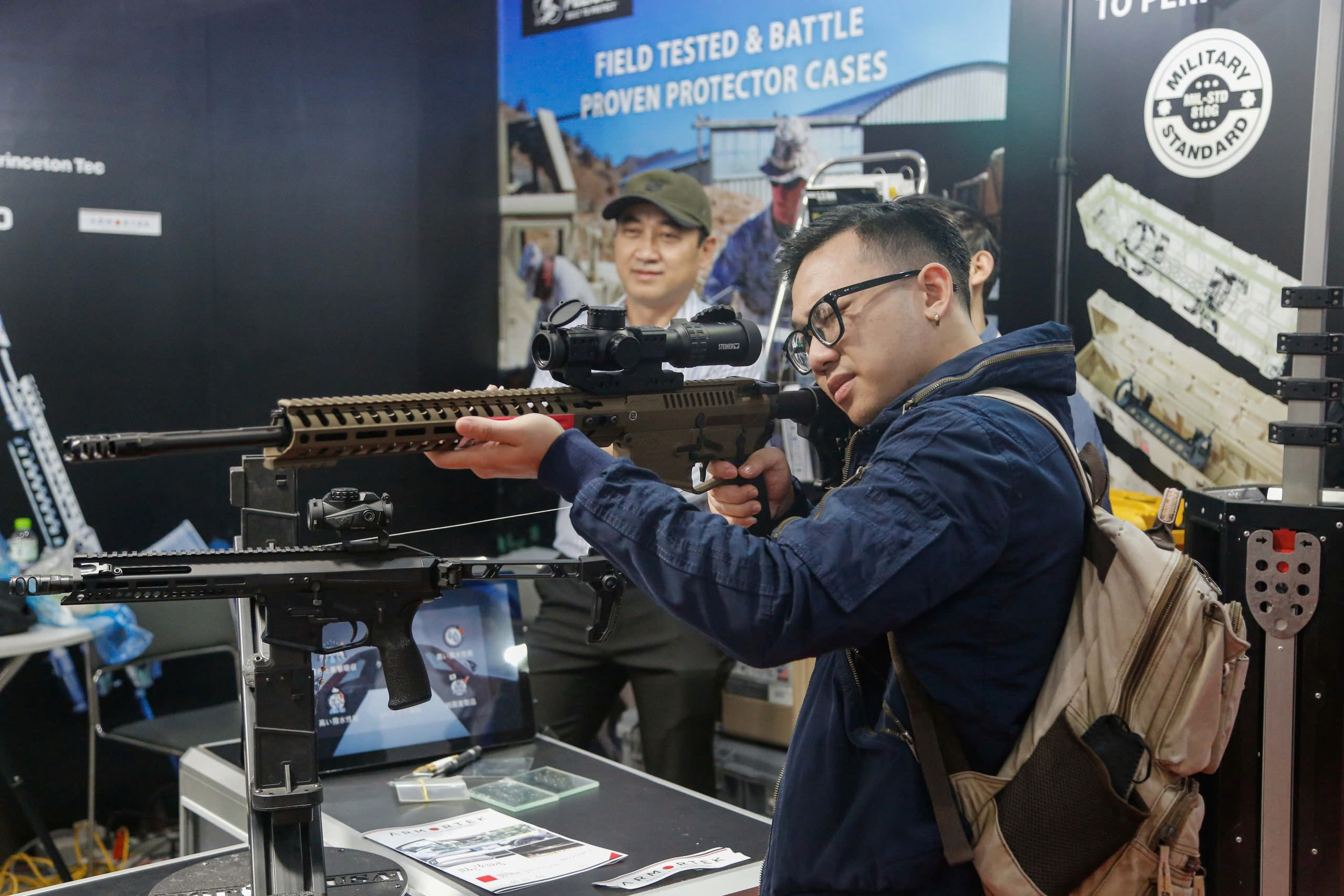 Người dân thích thú trải nghiệm vũ khí tại triển lãm quốc phòng- Ảnh 10. Người dân thích thú trải nghiệm vũ khí tại triển lãm quốc phòng- Ảnh 10.