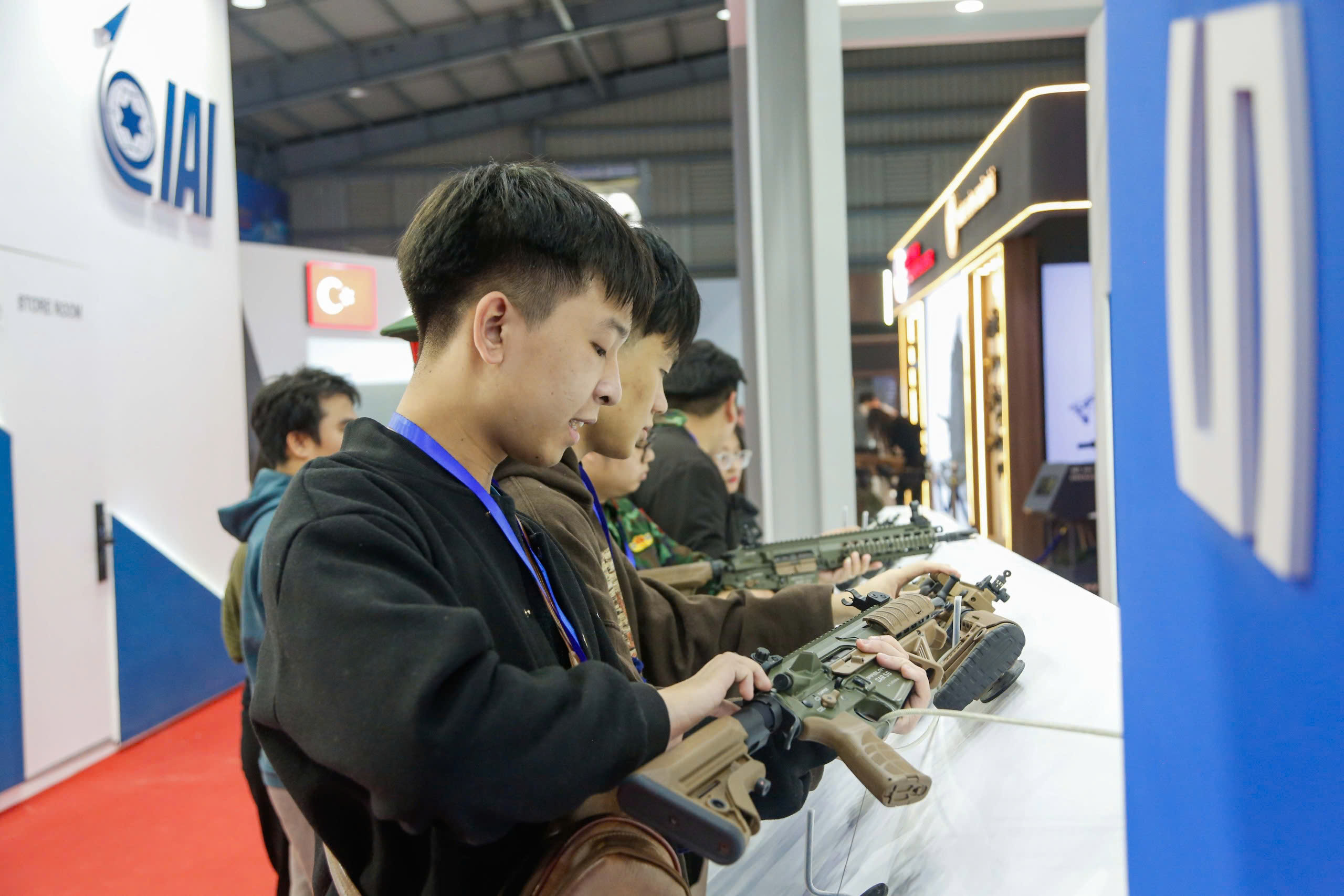Người dân thích thú trải nghiệm vũ khí tại triển lãm quốc phòng- Ảnh 7. Người dân thích thú trải nghiệm vũ khí tại triển lãm quốc phòng- Ảnh 7.