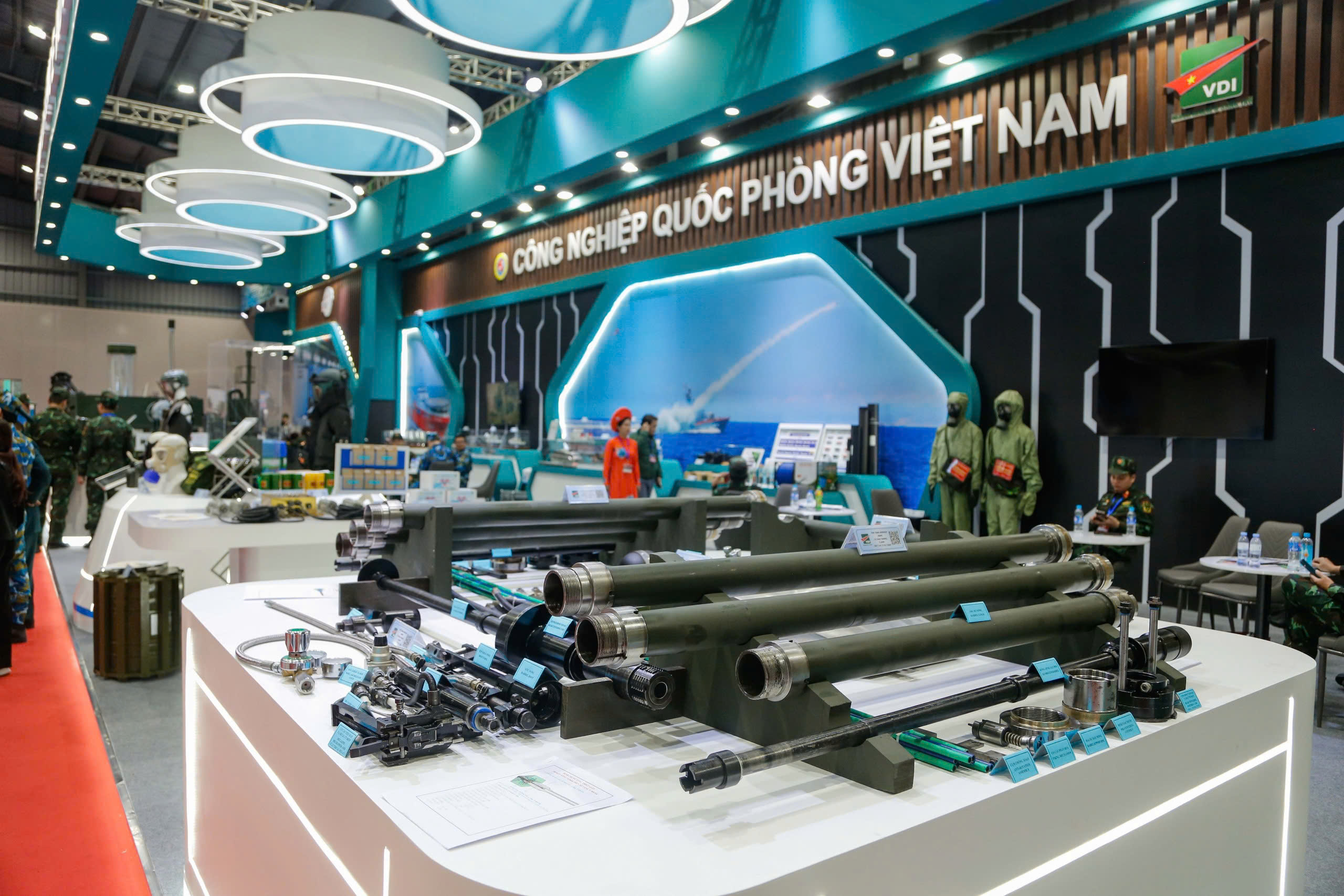 Người dân thích thú trải nghiệm vũ khí tại triển lãm quốc phòng- Ảnh 5. Người dân thích thú trải nghiệm vũ khí tại triển lãm quốc phòng- Ảnh 5.