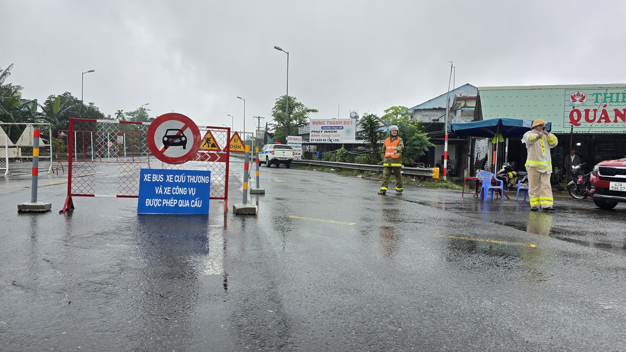 Tạm cấm lưu th&ocirc;ng qua cầu C&acirc;u L&acirc;u mới để sửa chữa, c&aacute;c &ocirc; t&ocirc; lưu th&ocirc;ng thế n&agrave;o?- Ảnh 1.