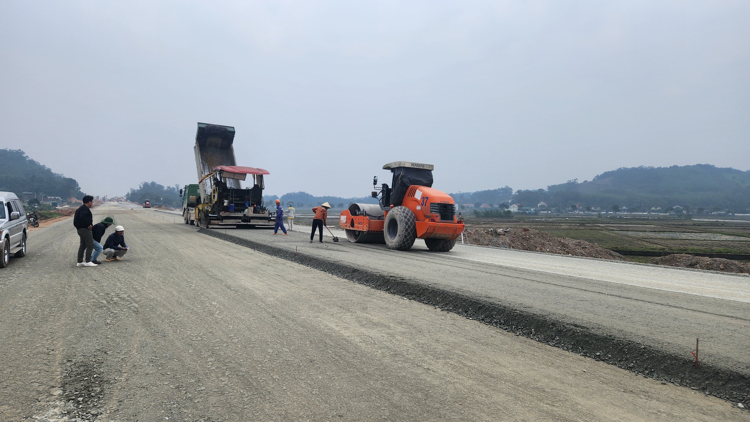 Thảm xong b&ecirc; t&ocirc;ng nhựa lớp 1 cao tốc B&atilde;i Vọt - H&agrave;m Nghi dịp tết Nguy&ecirc;n đ&aacute;n- Ảnh 2.