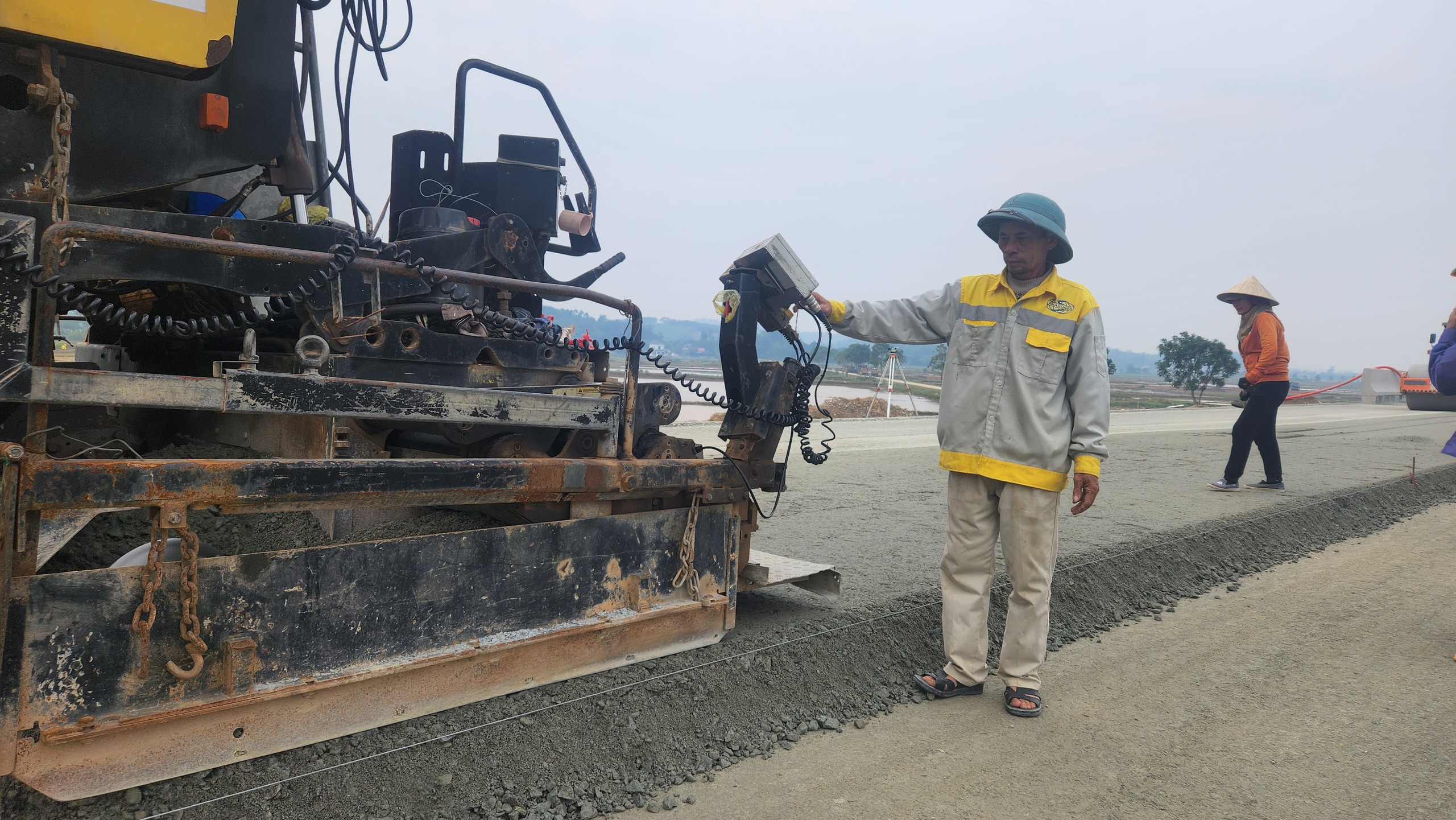 Thảm xong b&ecirc; t&ocirc;ng nhựa lớp 1 cao tốc B&atilde;i Vọt - H&agrave;m Nghi dịp tết Nguy&ecirc;n đ&aacute;n- Ảnh 15.