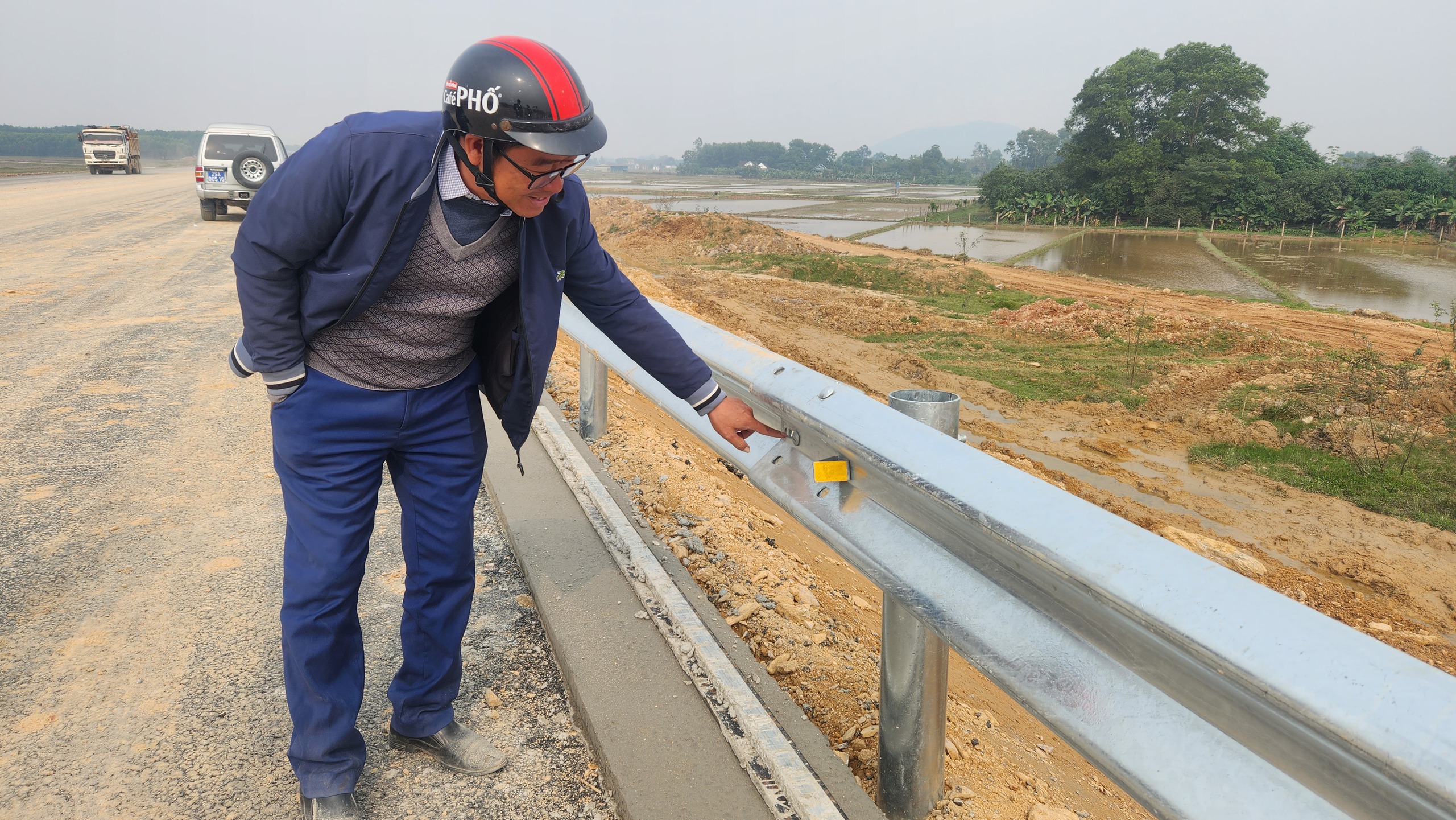 Thảm xong b&ecirc; t&ocirc;ng nhựa lớp 1 cao tốc B&atilde;i Vọt - H&agrave;m Nghi dịp tết Nguy&ecirc;n đ&aacute;n- Ảnh 6.