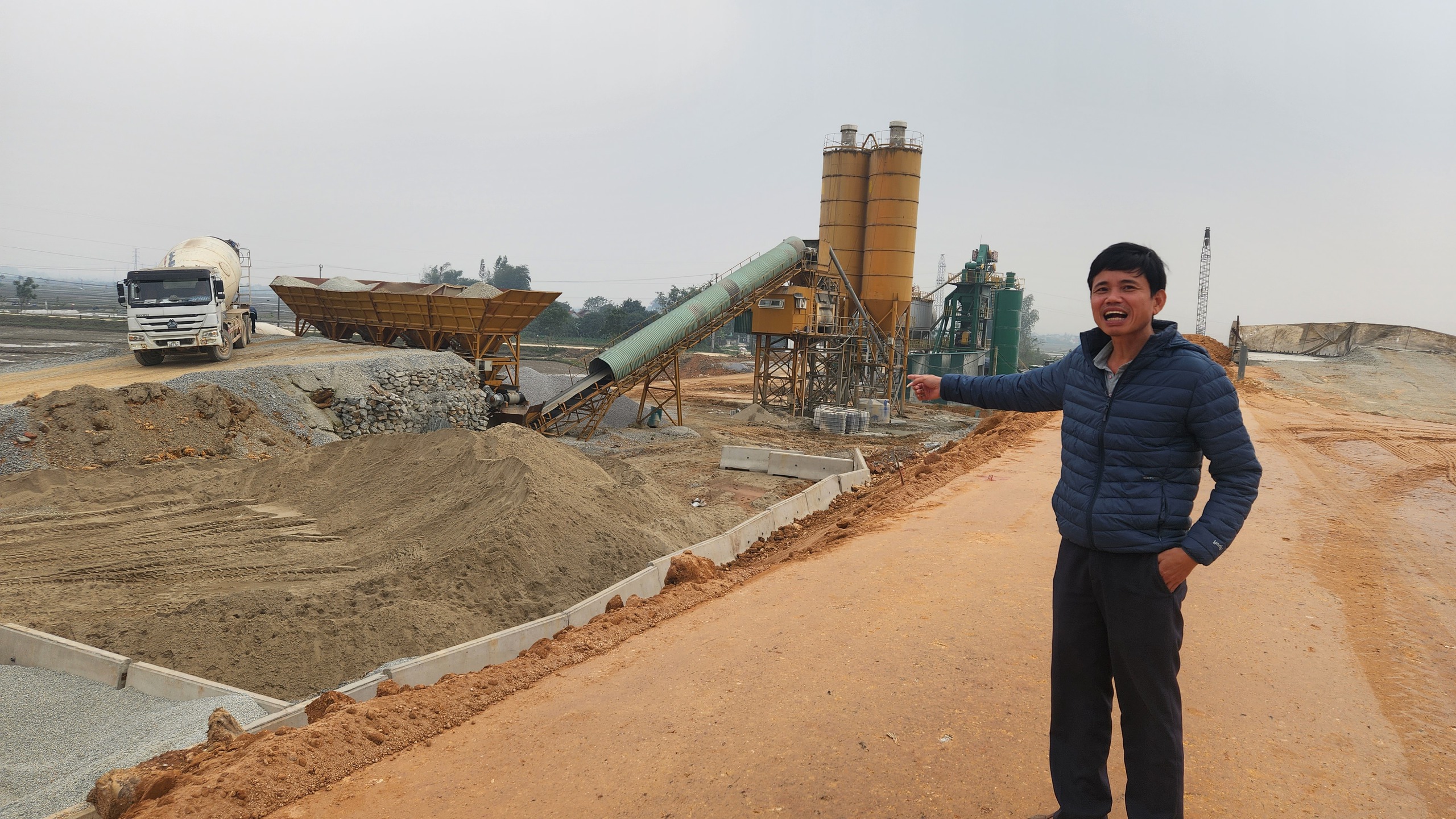 Thảm xong b&ecirc; t&ocirc;ng nhựa lớp 1 cao tốc B&atilde;i Vọt - H&agrave;m Nghi dịp tết Nguy&ecirc;n đ&aacute;n- Ảnh 14.