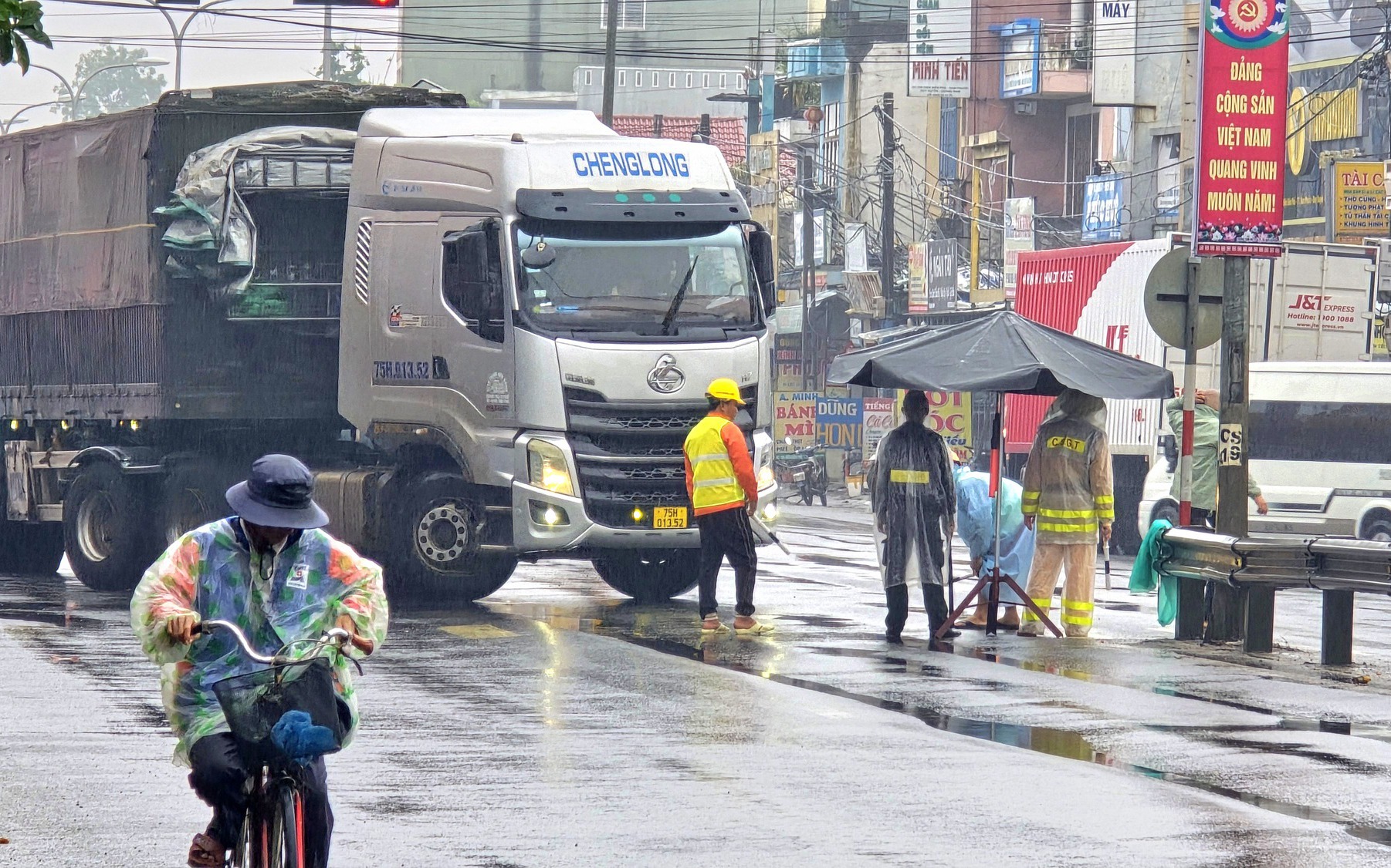Tạm cấm lưu th&ocirc;ng qua cầu C&acirc;u L&acirc;u mới để sửa chữa, c&aacute;c &ocirc; t&ocirc; lưu th&ocirc;ng thế n&agrave;o?