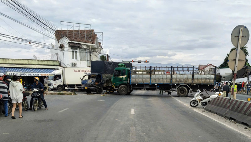 Hiện trường vụ tai nạn li&ecirc;n ho&agrave;n khiến 3 người bị thương.