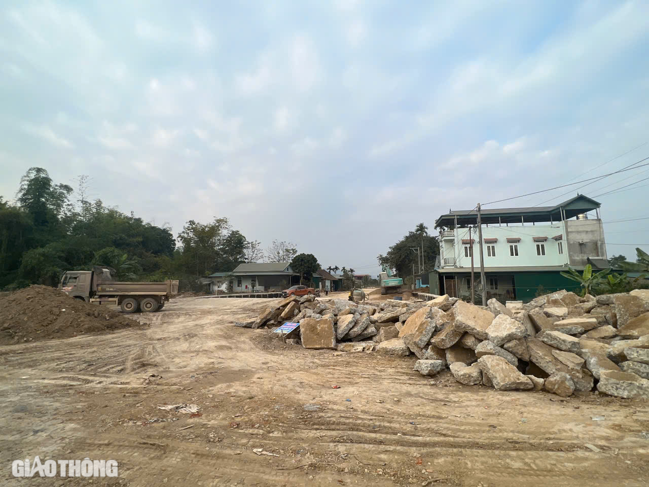 V&igrave; sao đường 1.300 tỷ ở Điện Bi&ecirc;n kh&ocirc;ng về đ&iacute;ch đ&uacute;ng hẹn?- Ảnh 2.