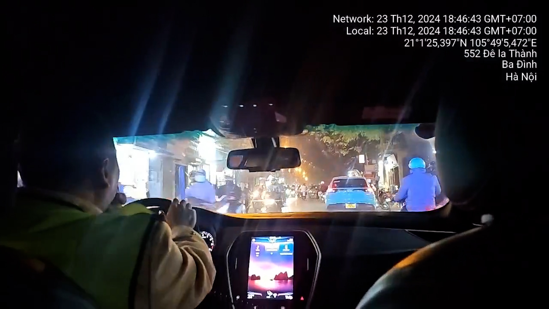 Bé 3 tuổi ngất trên xe khách được CSGT dùng ô tô đặc chủng đưa đến bệnh viện- Ảnh 1. Bé 3 tuổi ngất trên xe khách được CSGT dùng ô tô đặc chủng đưa đến bệnh viện- Ảnh 1.