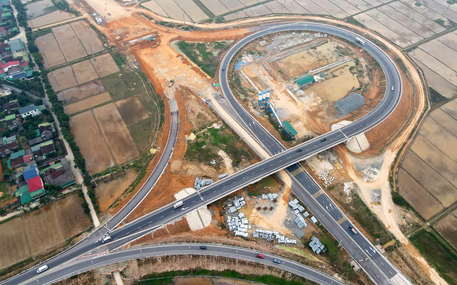 Thảm nhựa nút giao cao tốc quan trọng bậc nhất qua Hà Tĩnh- Ảnh 11. Thảm xong bê tông nhựa lớp 1 cao tốc Bãi Vọt - Hàm Nghi dịp tết Nguyên đán