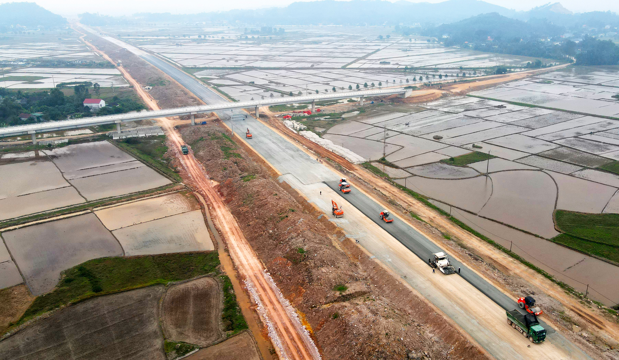 Thảm xong b&ecirc; t&ocirc;ng nhựa lớp 1 cao tốc B&atilde;i Vọt - H&agrave;m Nghi dịp tết Nguy&ecirc;n đ&aacute;n- Ảnh 17.