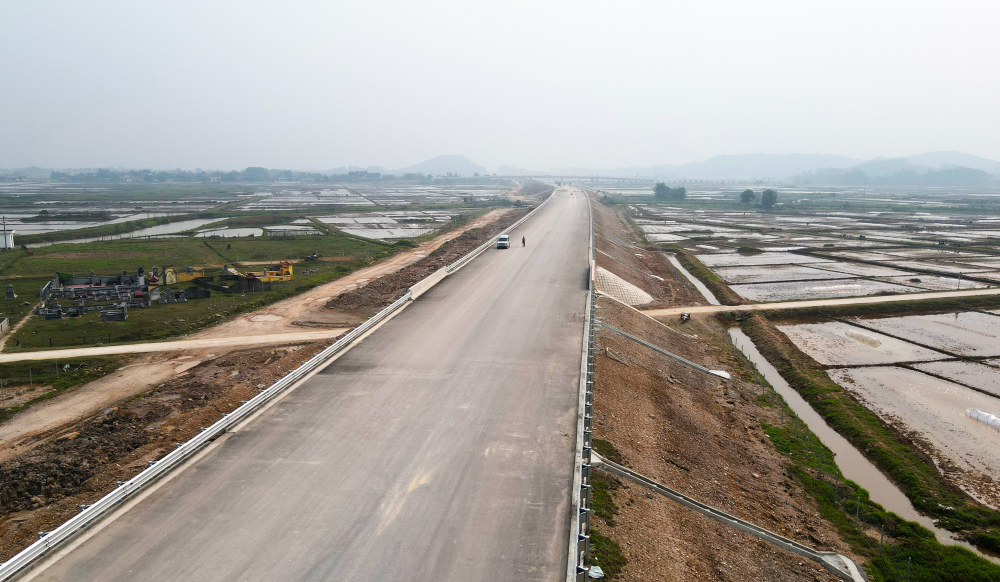 Thảm xong b&ecirc; t&ocirc;ng nhựa lớp 1 cao tốc B&atilde;i Vọt - H&agrave;m Nghi dịp tết Nguy&ecirc;n đ&aacute;n- Ảnh 9.