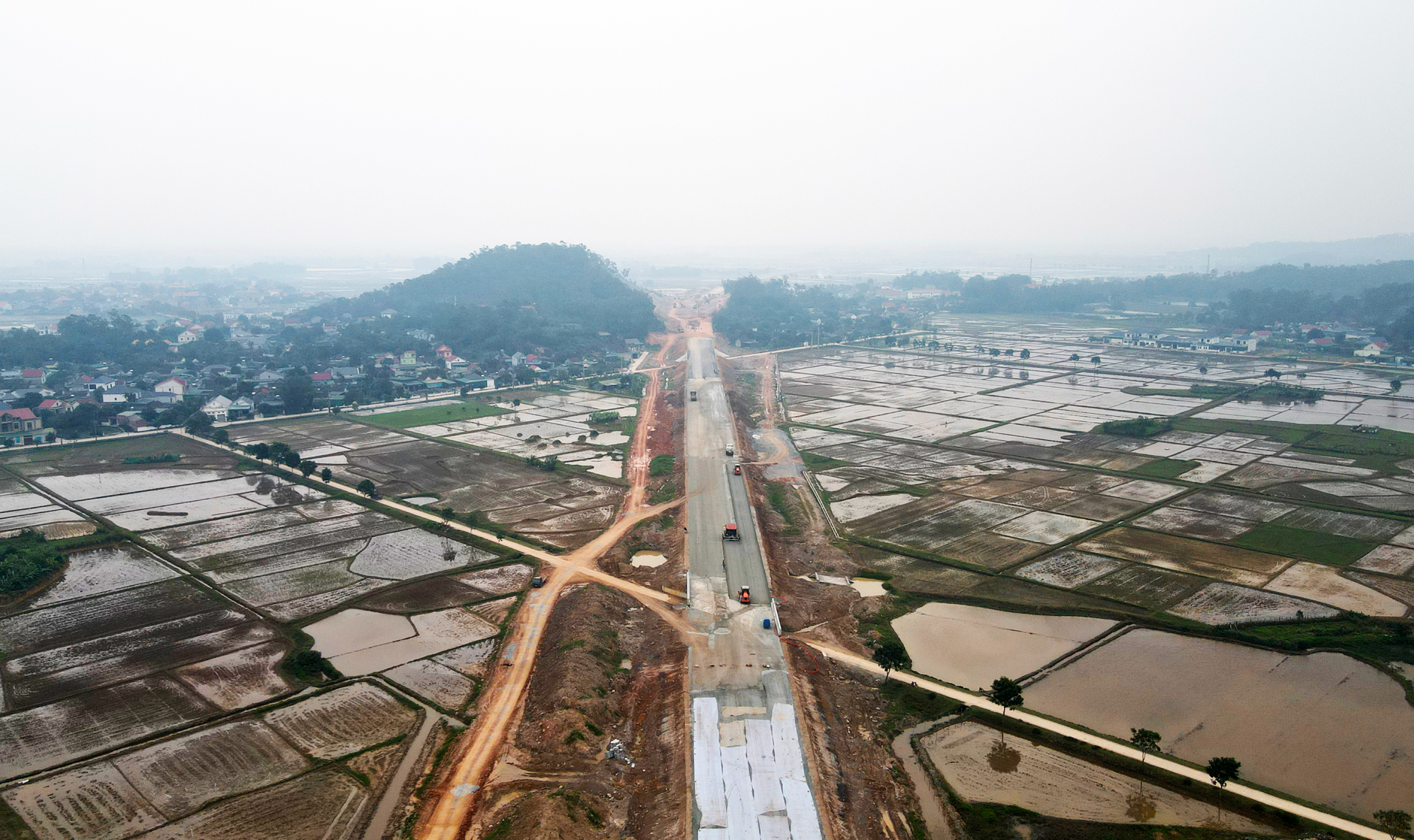Thảm xong b&ecirc; t&ocirc;ng nhựa lớp 1 cao tốc B&atilde;i Vọt - H&agrave;m Nghi dịp tết Nguy&ecirc;n đ&aacute;n- Ảnh 16.