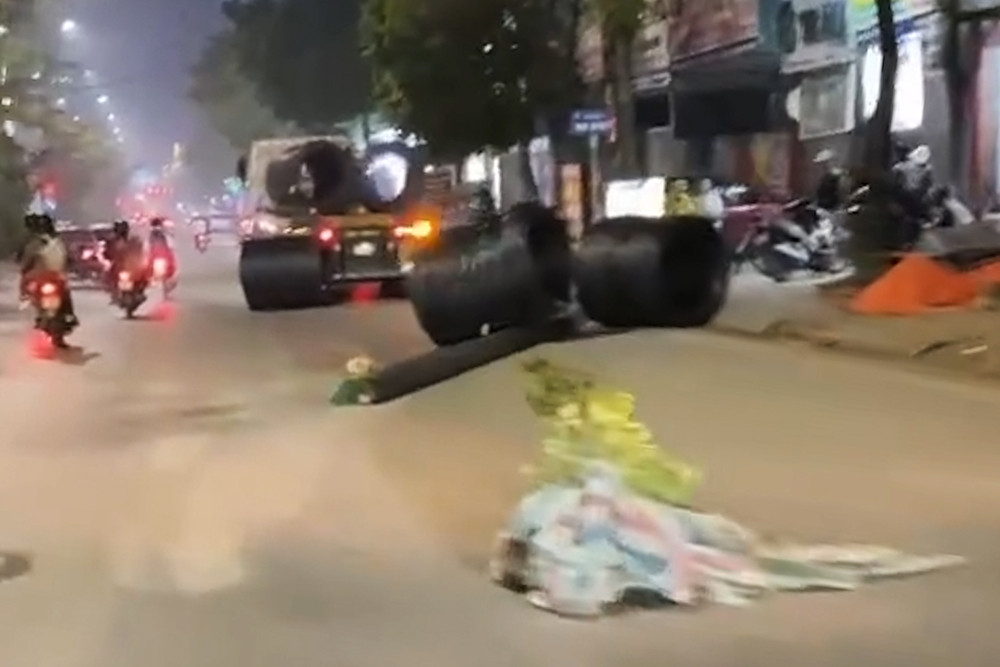 4 cuộn th&eacute;p nặng h&agrave;ng tấn bất ngờ rơi khỏi &ocirc; t&ocirc; đầu k&eacute;o, văng xuống đường- Ảnh 1.